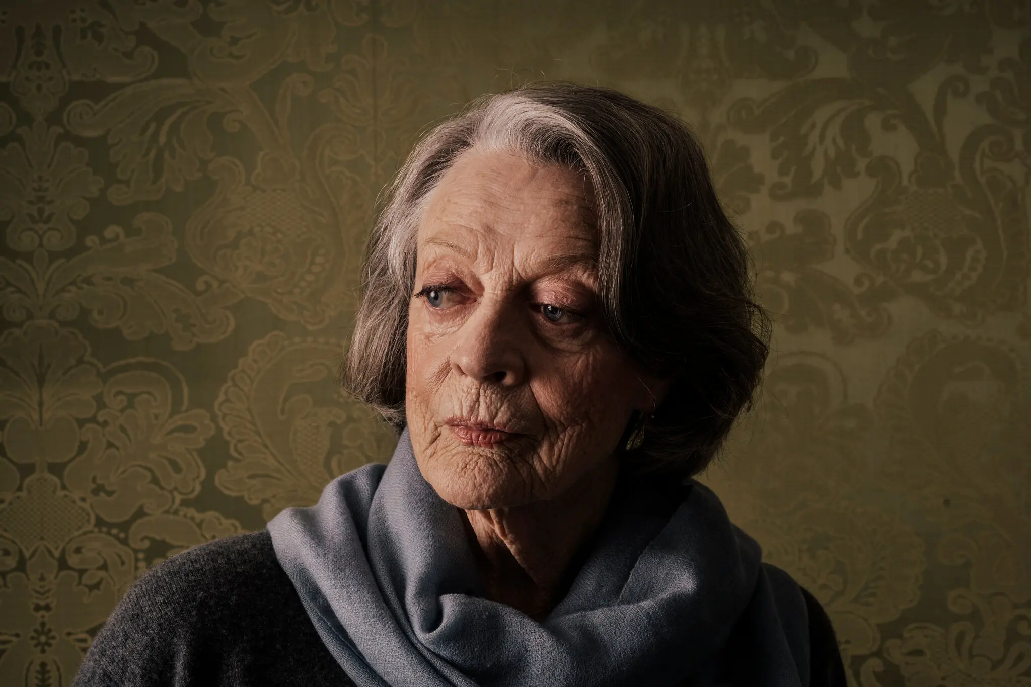 Sra. Maggie Smith em 2015. “O que Smith captura brilhantemente”, escreveu um crítico do The Guardian, “é a maneira como, na velhice, a imprecisão da memória coexiste com momentos de clareza penetrante”. (Crédito...Tom Jamieson para o The New York Times)