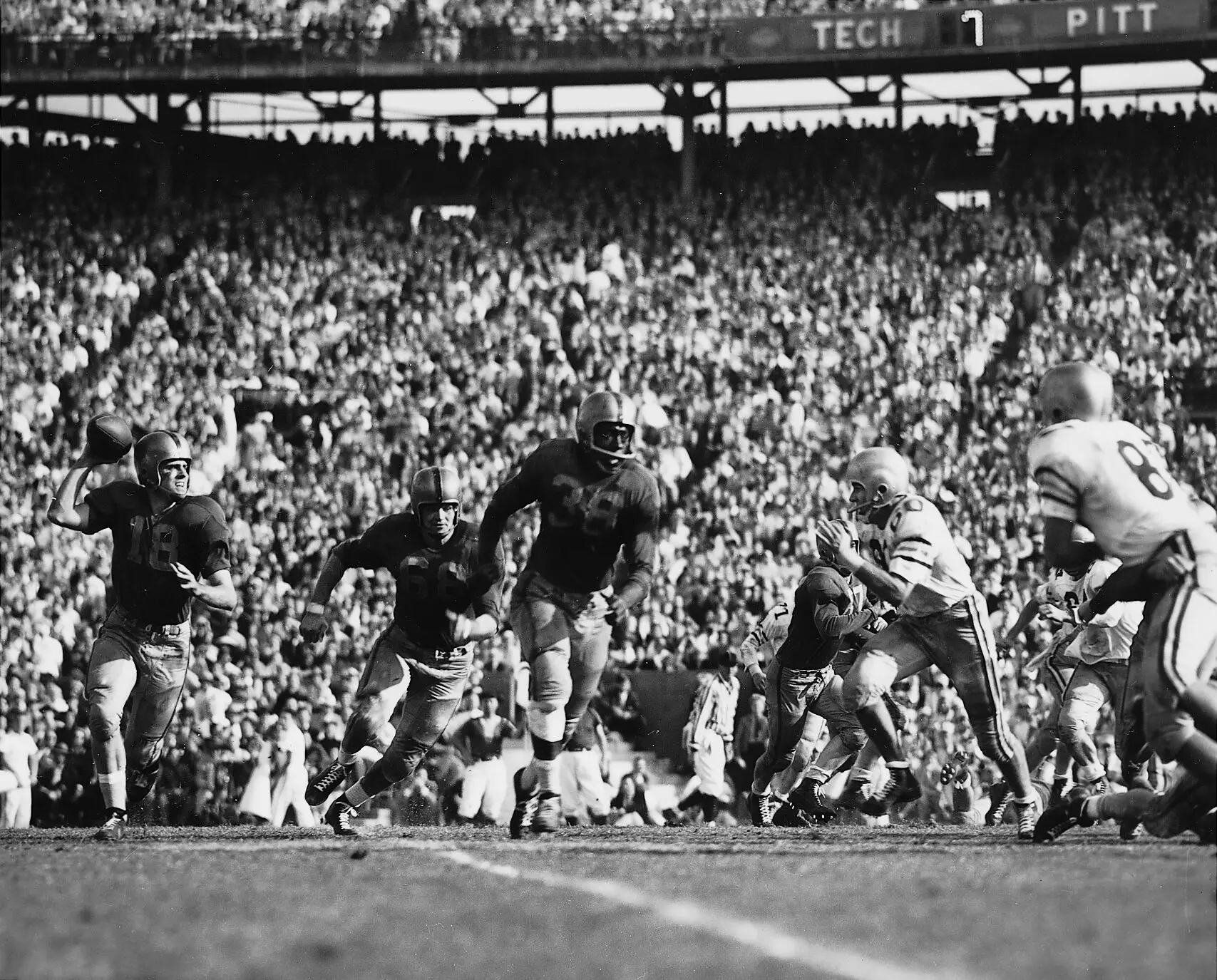 Bobby Grier, em primeiro plano, durante o jogo Sugar Bowl em 2 de janeiro de 1956, enfrentando o Georgia Tech, que venceu por 7 a 0. (Crédito da fotografia: Universidade de Pittsburgh)