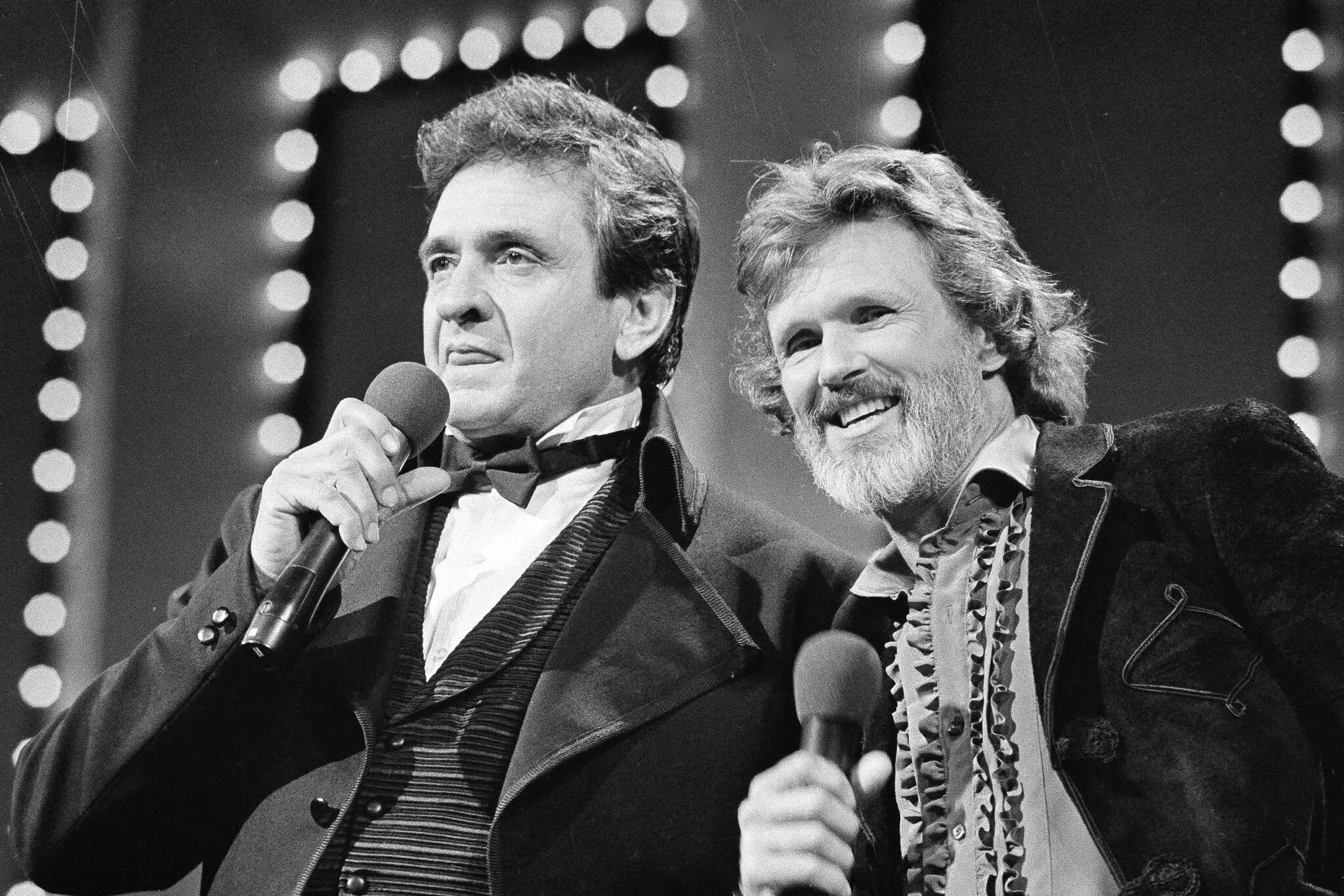 Johnny Cash e Kris Kristofferson se apresentando no Country Music Awards em Nashville em 1983.Crédito...Imprensa associada