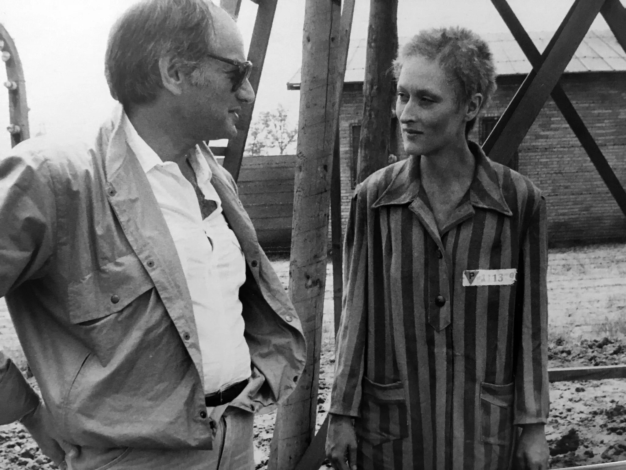 O Sr. Martin Starger conversou com Meryl Streep no set de “A Escolha de Sofia” (1982), um dos vários filmes dos quais ele foi produtor ou produtor executivo. (Crédito...por Ilene Starger)