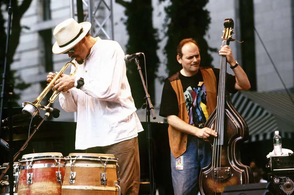 Jerry e Andy González em apresentação no Bryant Park, em Manhattan, em 1996.Crédito...Alan Nahigian