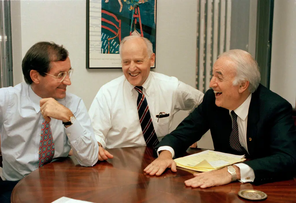 O Sr. Richard Munro, no centro, que na época era o presidente e executivo-chefe da Time Inc., reuniu-se em junho de 1989 com Nicholas J. Nicholas Jr., à esquerda, um executivo da Time Inc., e Steven Ross, o presidente da Warner Communications, para discutir a fusão pendente que criaria a Time Warner. O acordo foi concluído em julho. (Crédito...Marty Lederhandler/Associated Press)