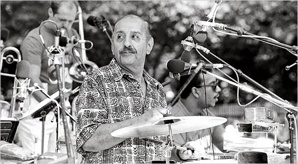 Manny Oquendo se apresentando com seu grupo, Libre, em 1991. (Crédito da fotografia: Jack Vartoogian/Fotos da FrontRow)