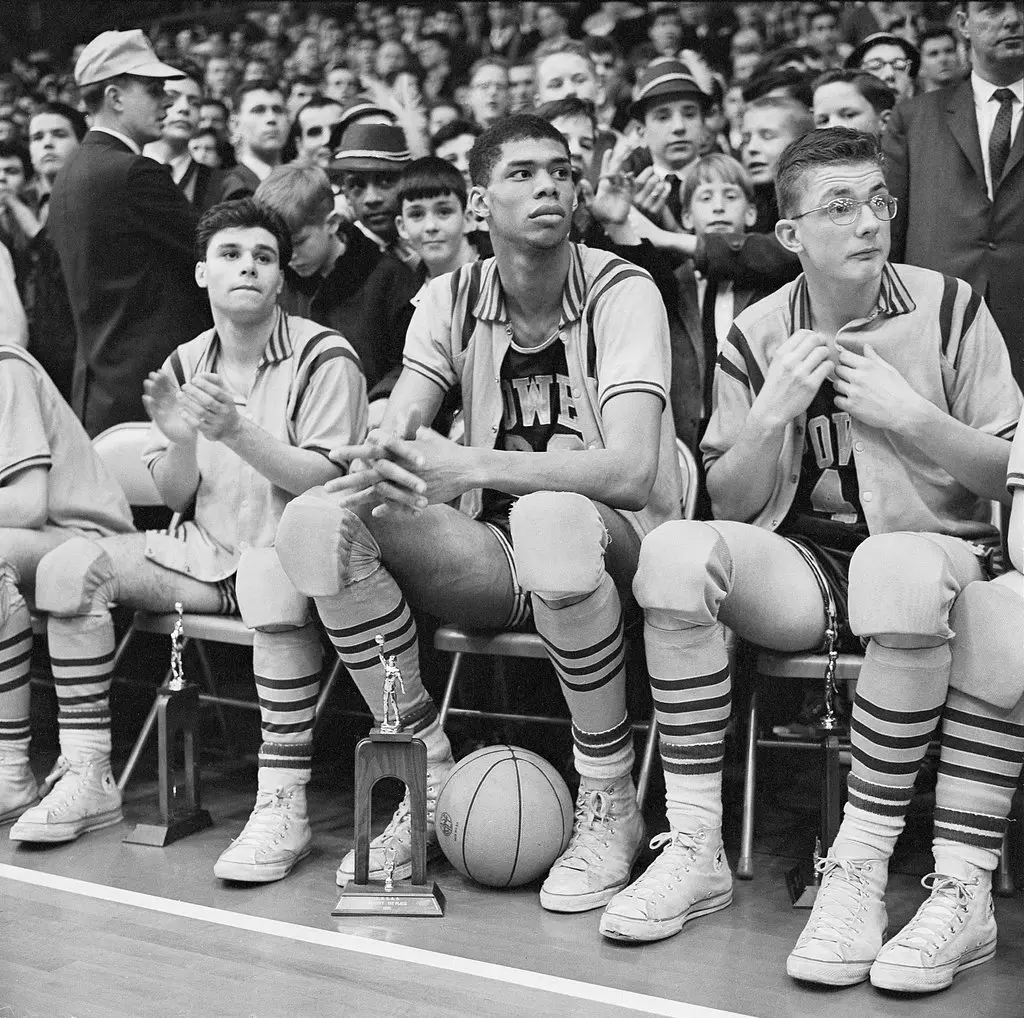 O Sr. Charles tirou fotos de celebridades como Lew Alcindor, no centro, em março de 1965. (Alcindor mais tarde mudou seu nome para Kareem Abdul-Jabbar.)Crédito...Don Hogan Charles/The New York Times