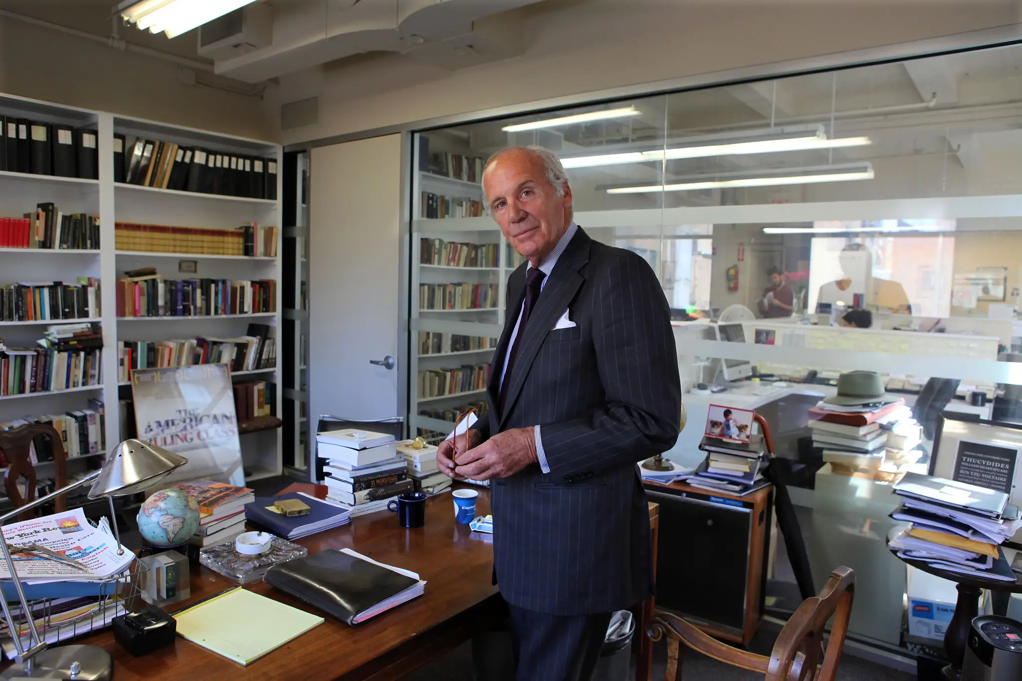 Lewis H. Lapham em 2009 nos escritórios de Manhattan da Lapham's Quarterly, uma revista de história e literatura que ele fundou após se aposentar da Harper's Magazine em 2006.Crédito...Nicole Bengiveno/The New York Times