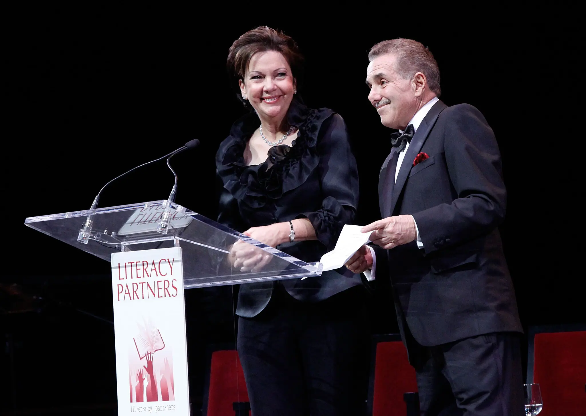 O Sr. Leonard Riggio com sua esposa, Louise Riggio, em um evento filantrópico de gala em Nova York em 2011. O Sr. Riggio usou sua grande riqueza para dar apoio financeiro às artes, educação e causas de justiça social.Crédito...John Lamparski/Getty Images