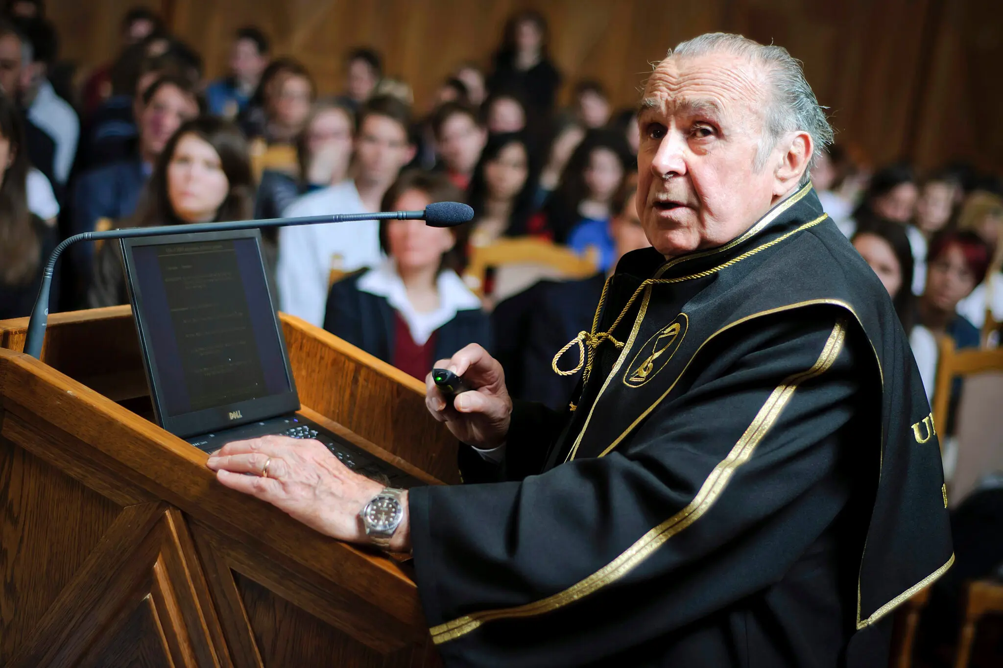 O Dr. Andrew Schally deu uma palestra após receber um doutorado honorário na Universidade de Debrecen, na Hungria, em 2012. Ele não escondeu seu sonho de ganhar o Prêmio Nobel. “Algumas pessoas competem por 20 anos e nunca o ganham”, disse ele. (Crédito da fotografia: Cortesia © Copyright All Rights Reserved/ Zsolt Czegledi/Associated Press ®/ REPRODUÇÃO/ TODOS OS DIREITOS RESERVADOS)