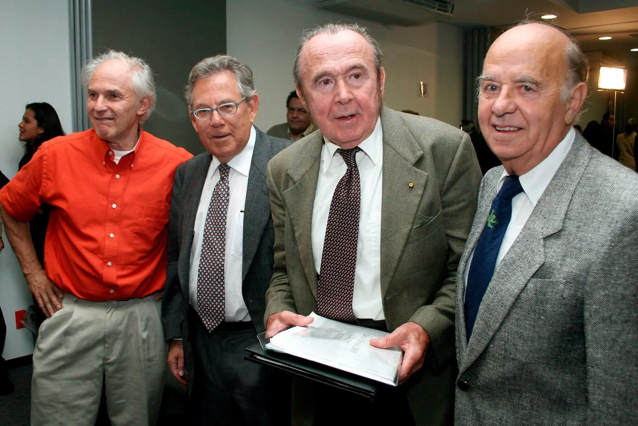 Andrew V. Schally, o segundo da direita, após receber um prêmio da Academia Mexicana de Ciências em 2005. Com ele, da esquerda para a direita, estavam dois ex-vencedores do Nobel de química, Harold Kroto, da Grã-Bretanha, e o holandês Paul Crutzen, e Ricardo Miledi, um neurocientista mexicano.Crédito...Imelda Medina/Agência Europeia Pressphoto