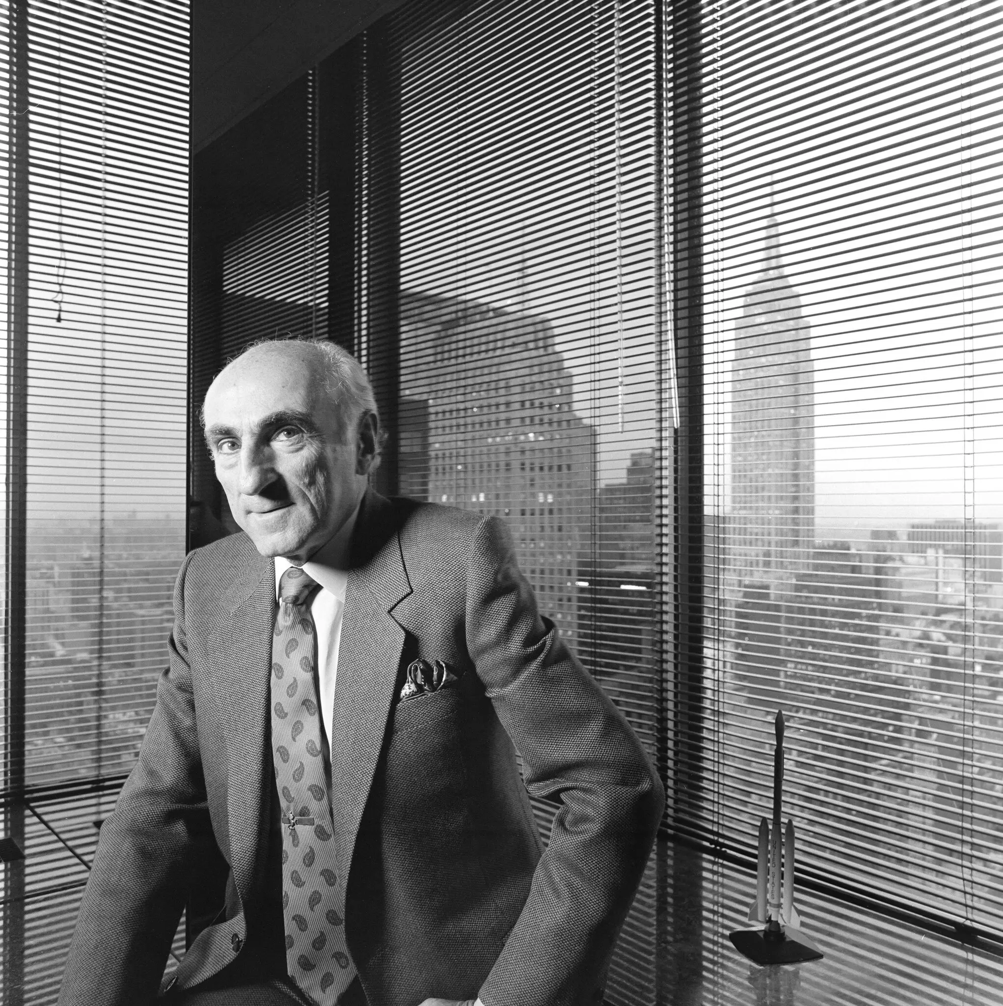 Bernard L. Schwartz, presidente e executivo-chefe da Loral Corporation, em seus escritórios executivos em Manhattan em 1992.Crédito...Fred R. Conrad/The New York Times