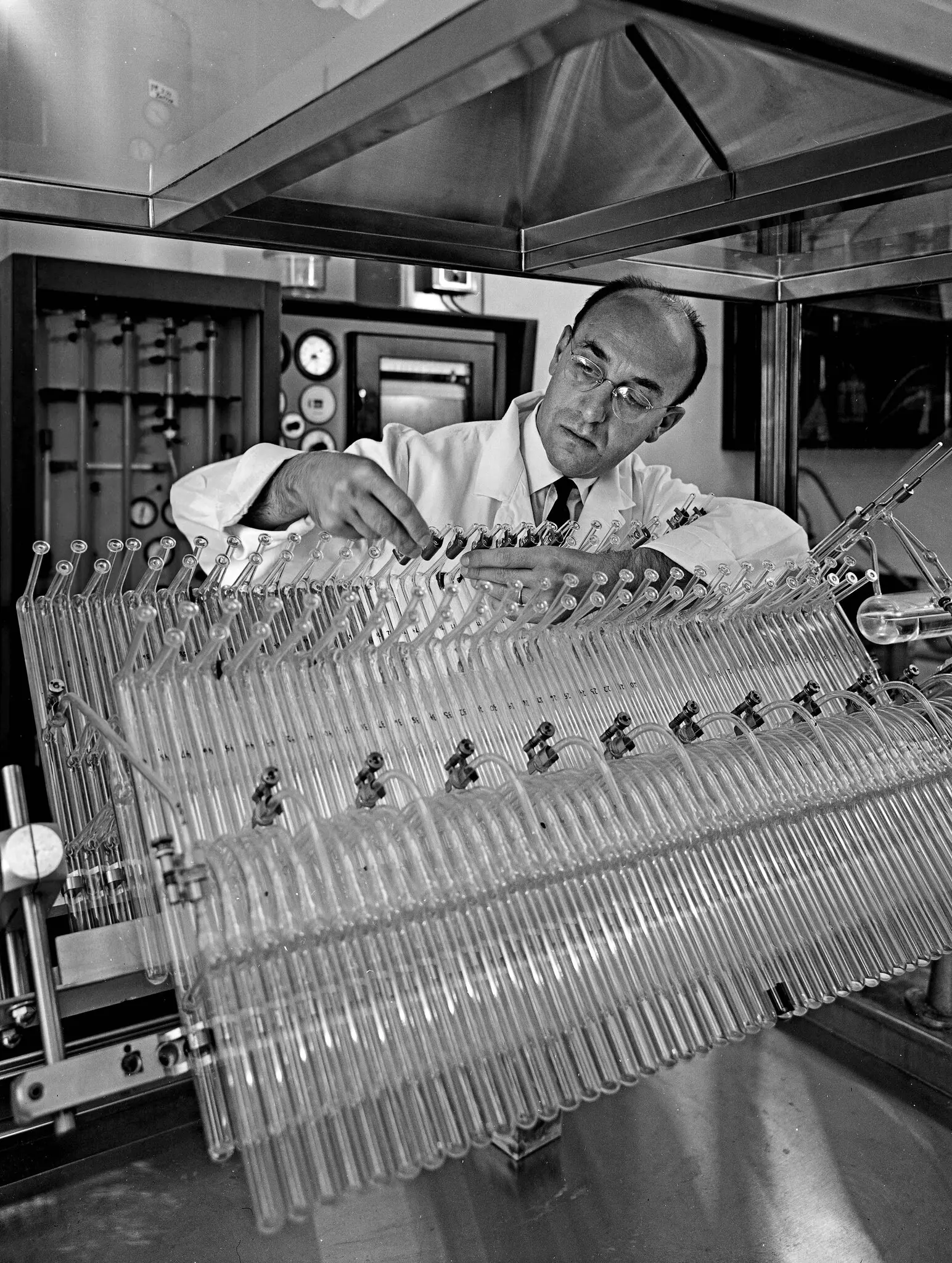 Dr. Roger C. Guillemin em seu laboratório no Baylor College of Medicine em Houston, onde ingressou na década de 1950 antes de estabelecer seu próprio laboratório no Salk Institute for Biological Studies em San Diego em 1970. (Crédito da fotografia: Cortesia © Copyright All Rights Reserved/ Arquivos da Faculdade de Medicina de Baylor ®/ REPRODUÇÃO/ TODOS OS DIREITOS RESERVADOS)