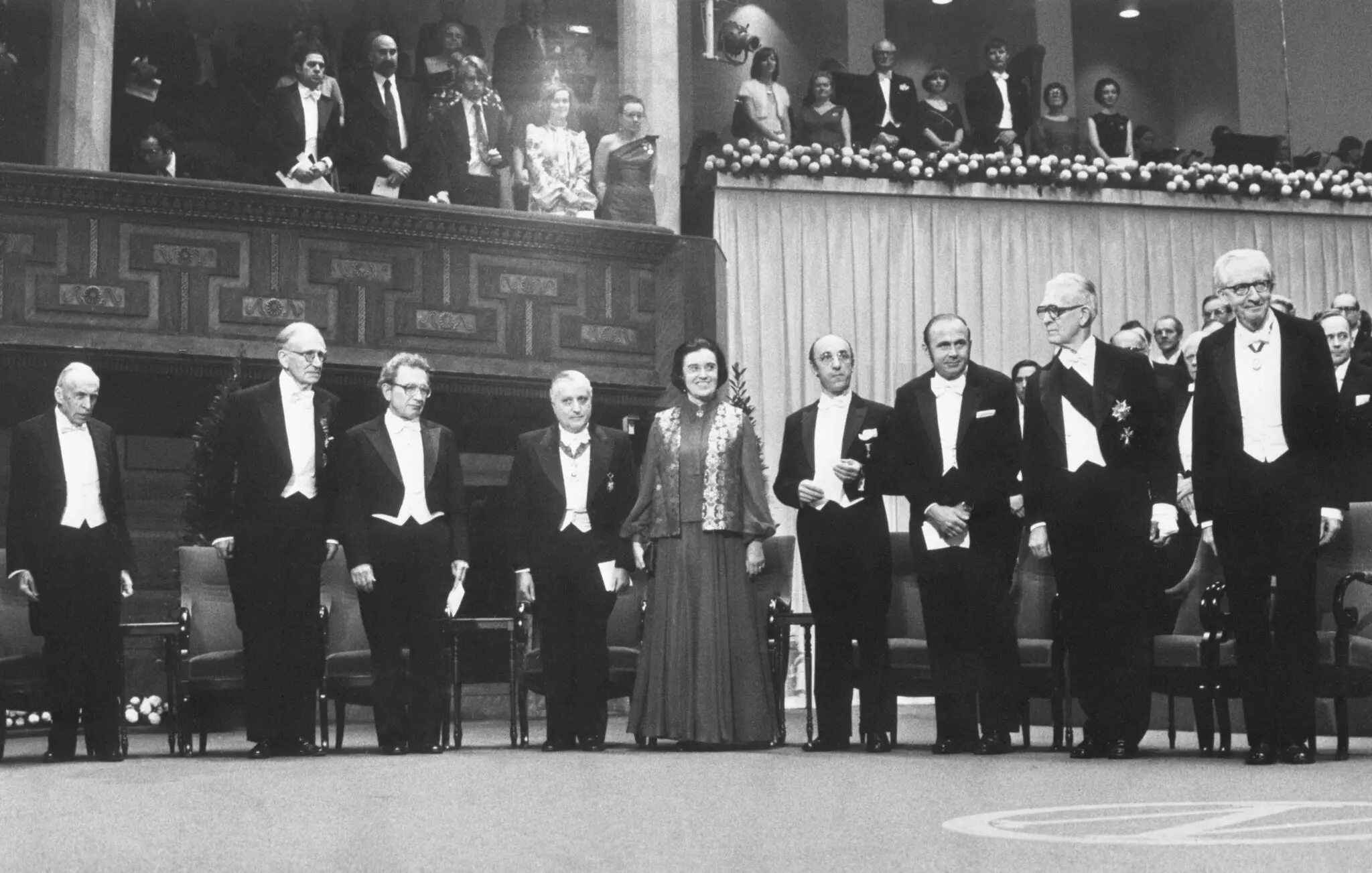 Dr. Roger Guillemin, quarto da direita, posou com outros vencedores do Prêmio Nobel de 1977 em Oslo, Noruega. Ele dividiu metade do Nobel de medicina com seu rival e ex-parceiro Andrew Schally, terceiro da direita. Rosalyn Yalow, que recebeu a outra metade do prêmio, ficou ao lado do Dr. Guillemin.Crédito...Imagens da PA, via Getty Images