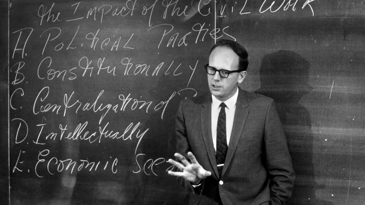 Professor LaFeber em 1973. Seus alunos eram conhecidos por aplaudi-lo de pé. (Crédito da fotografia: cortesia Universidade Cornell)