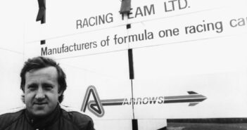 Alan Rees fotografado do lado de fora da fábrica da Arrows em Bletchley, 1978 Wesley