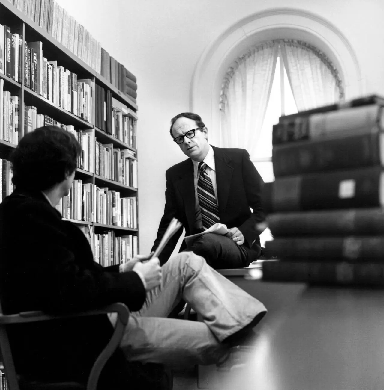 O historiador da Universidade Cornell, Walter LaFeber, com um aluno em 1973. Ele se tornou professor titular em 1967 e, diferentemente de muitos colegas, continuou a dar aulas regularmente para alunos de graduação.Crédito...Russell Hamilton/Universidade Cornell