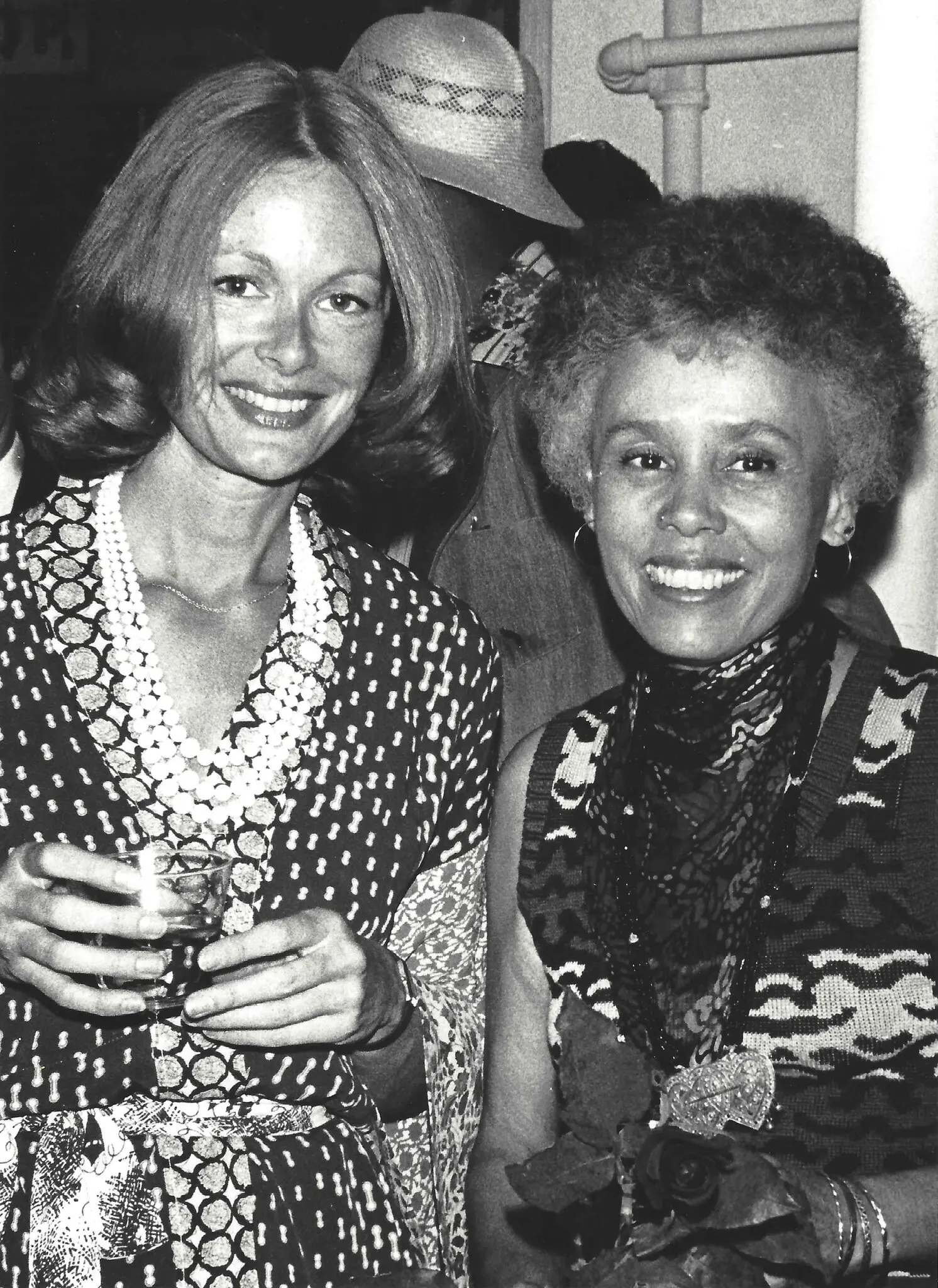 Sra. Monique Knowlton em sua galeria de arte no SoHo em 1976 com a artista Betye Saar, cujos primeiros trabalhos foram exibidos lá. (Crédito da fotografia: cortesia via Projetos Betye Saar/Roberts)