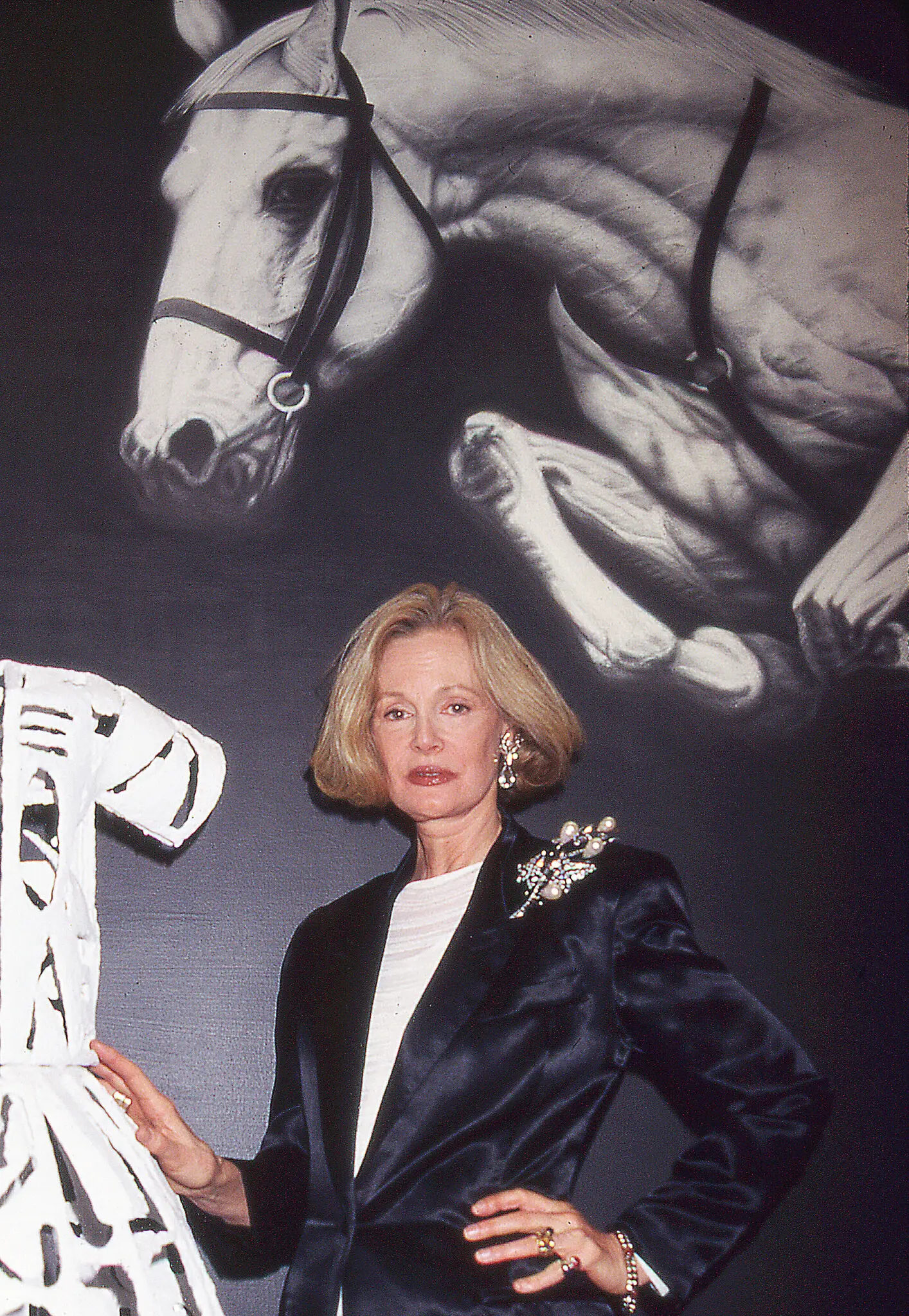 A Sra. Monique Knowlton em meados dos anos 1980 em seu loft no SoHo. Suas coleções pessoais de arte eram tão diversas quanto o trabalho que ela exibia em sua galeria.Crédito...Rose Hartman/Getty Images