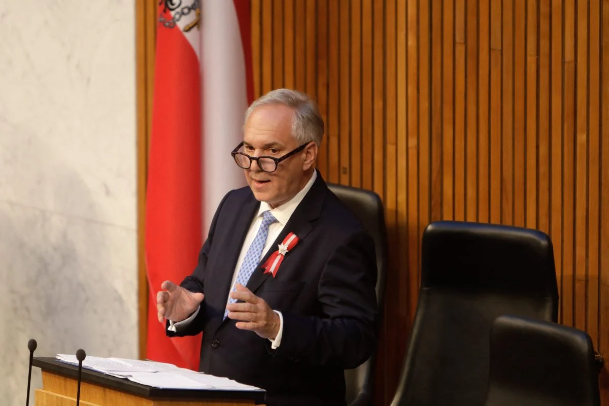 Walter Rosenkranz foi eleito por voto secreto, graças ao apoio de seu partido e dos conservadores do Partido Popular Austríaco. (Foto por Alex HALADA / AFP)