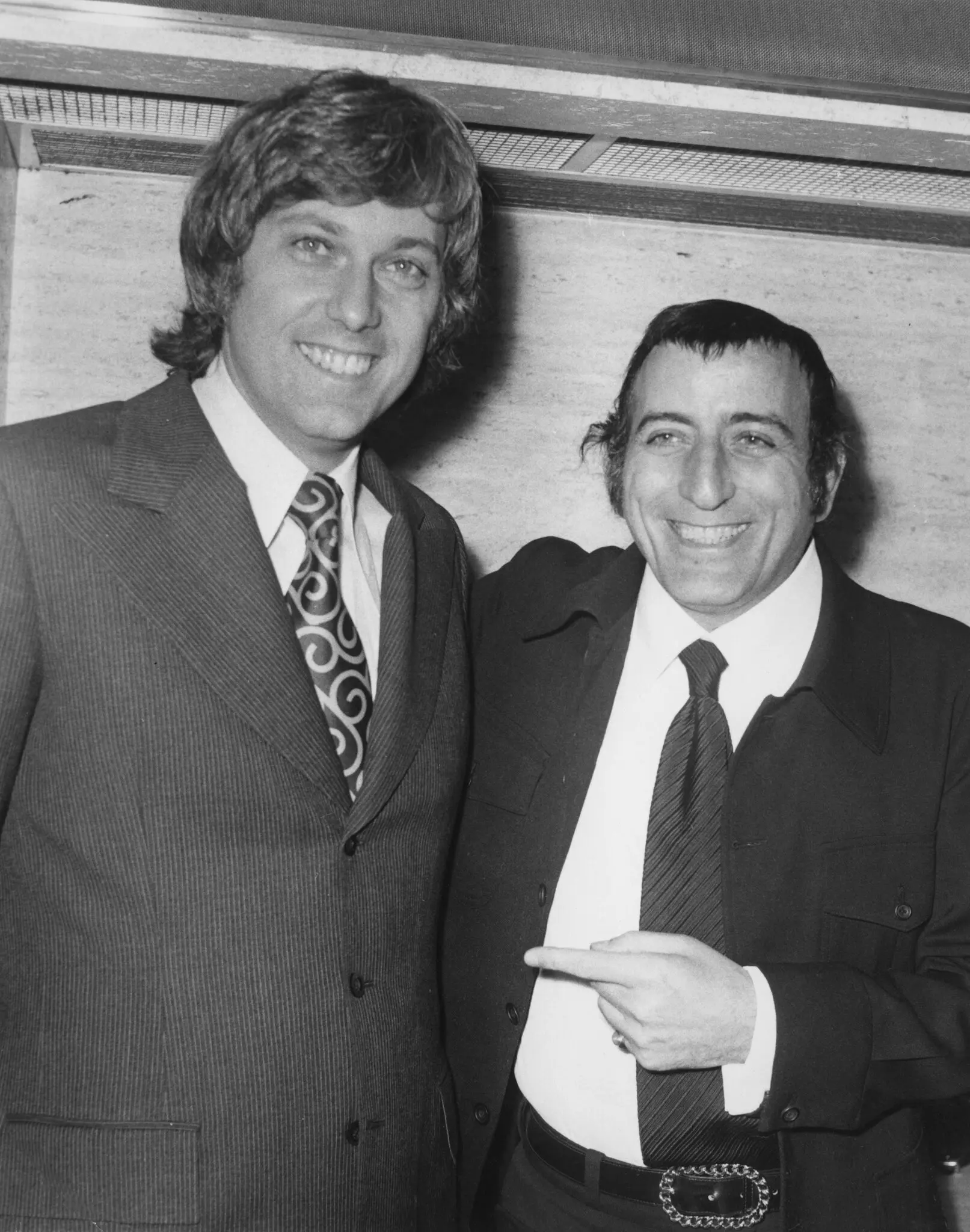 O Sr. Jones com seu colega vocalista Tony Bennett em 1972.Crédito...Imprensa Central/Arquivo Hulton/Getty Images