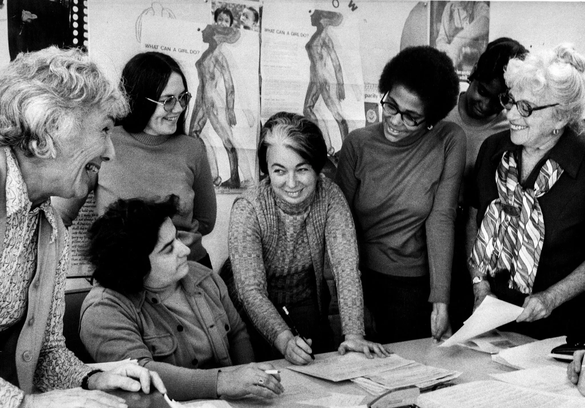 Florence Howe, no centro, com membros da equipe da Feminist Press em 1972. “Eu diria que começamos o que se tornou uma avalanche de redescoberta de escritoras”, disse ela. (Crédito...Robert M. Klein)