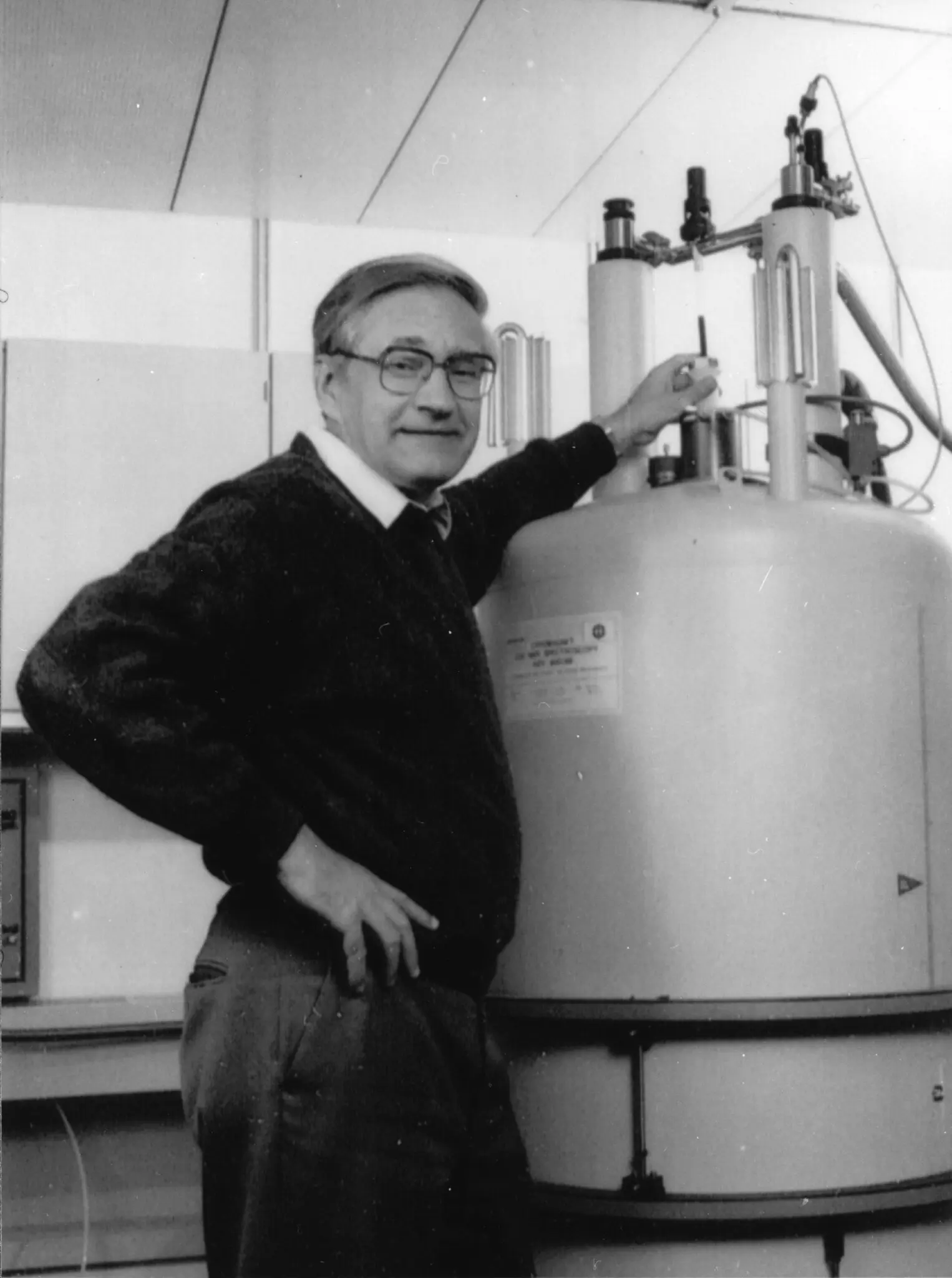 Richard R. Ernst por volta de 1980 com um instrumento de espectroscopia de ressonância magnética nuclear. Ele refinou a técnica de maneiras que “realmente forçaram os limites”, disse um colega.Crédito...ETH-Bibliothek Zürich, Bildarchiv