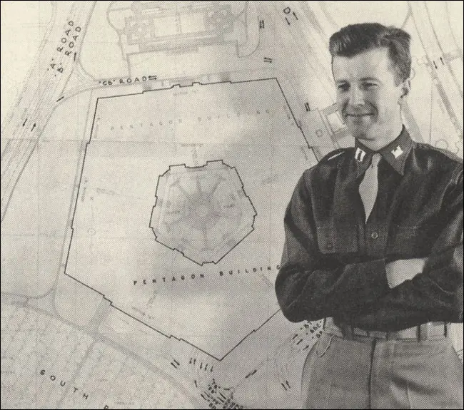 Robert R. Furman com o layout do Pentágono, construído posteriormente em 1943. Crédito Departamento de Defesa