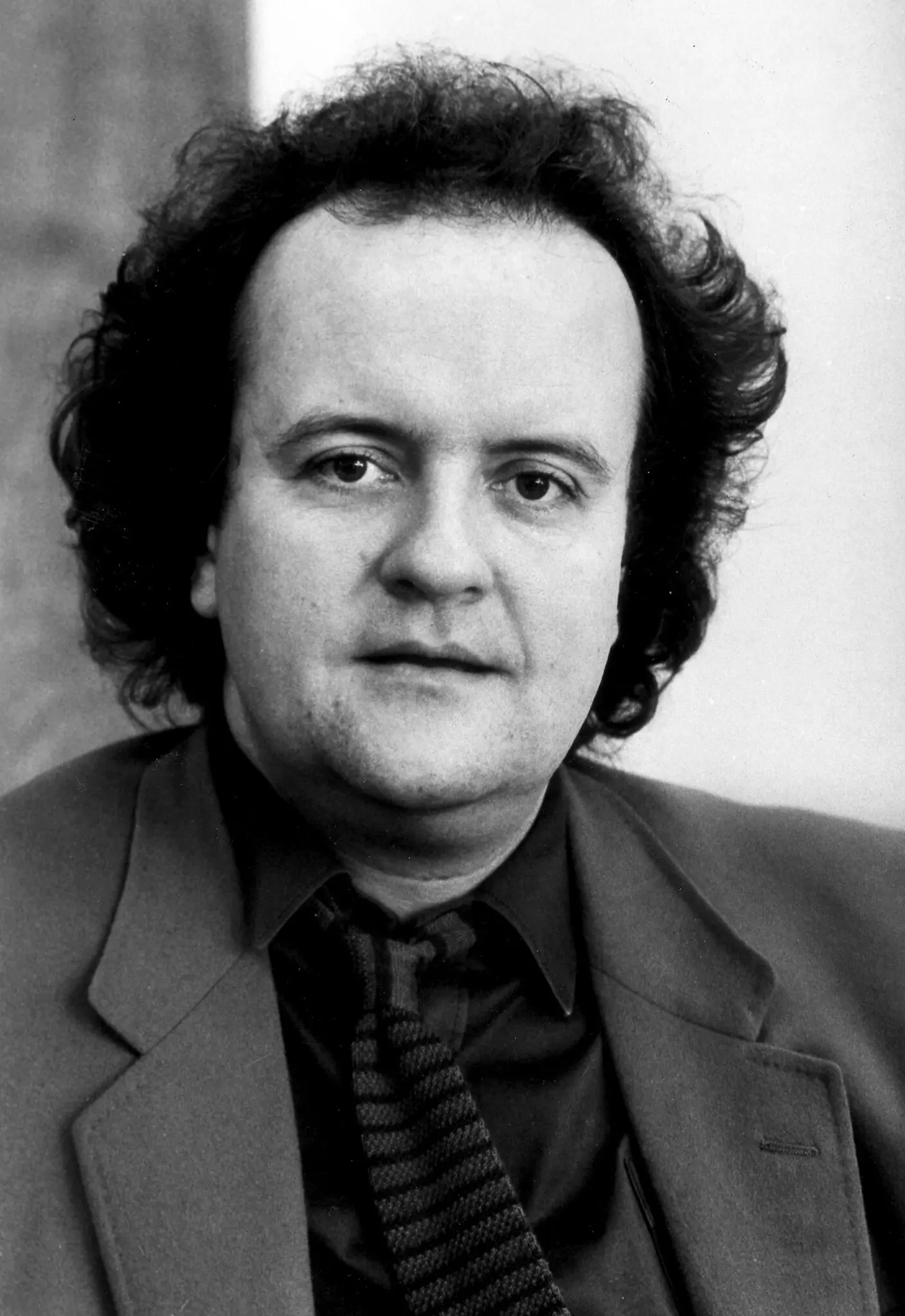 O Sr. Wolfgang Rihm em 1987. Fazer arte “já é em si um chamado à liberdade sem limites”, escreveu ele em 1983. (Crédito...Keith Meyers/The New York Times)