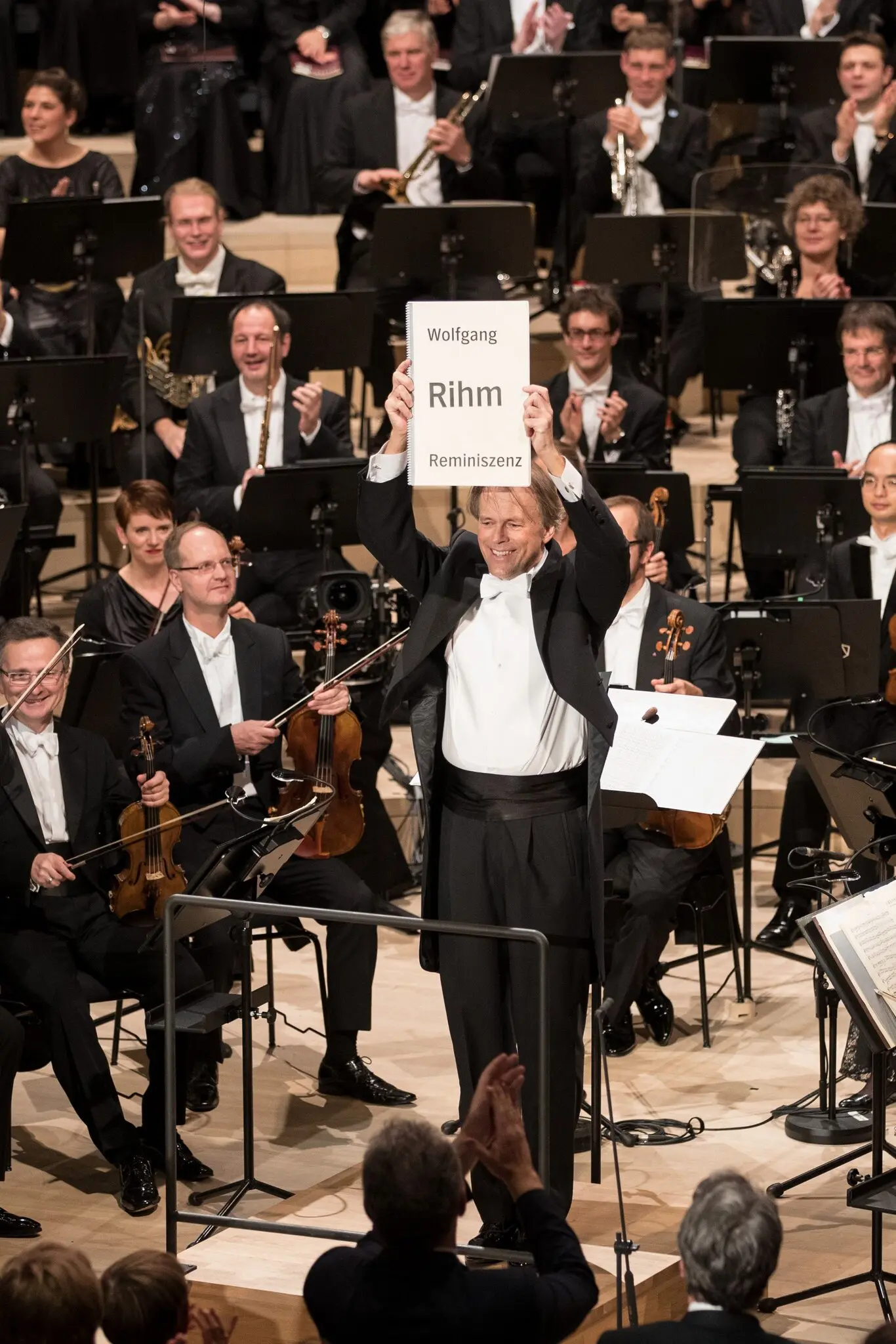 O maestro Thomas Hengelbrock segurando a partitura de “Reminiszenz”, do Sr. Rihm, que teve sua estreia na noite de abertura da sala de concertos Elbphilharmonie em Hamberg, Alemanha, em 11 de janeiro de 2017.Crédito...Christian Charisius/Agence France-Presse — Getty Images