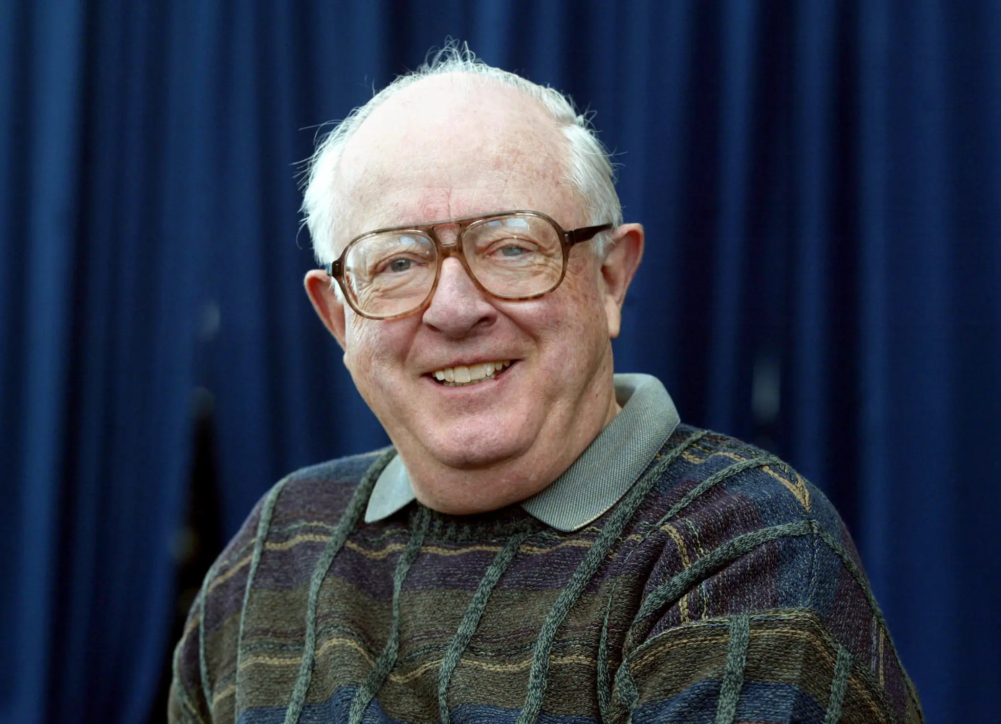 Dave Anderson em 2003. Colunista esportivo do New York Times por mais de três décadas, ele foi um dos poucos jornalistas esportivos a ganhar um Prêmio Pulitzer de comentário. (Crédito da fotografia: Cortesia Barton Silverman/The New York Times)