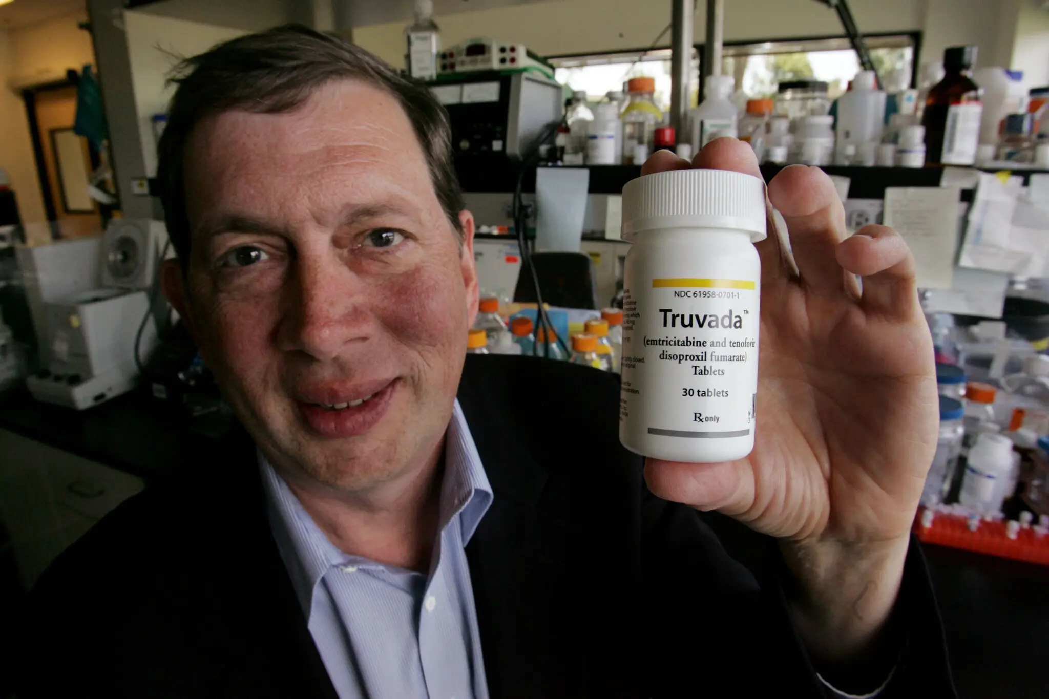 John C. Martin em 2006 com um frasco de Truvada, um tratamento inovador para HIV feito por sua empresa, Gilead Sciences, na Bay Area. (Crédito da fotografia: Cortesia Paul Sakuma/Associated Press)