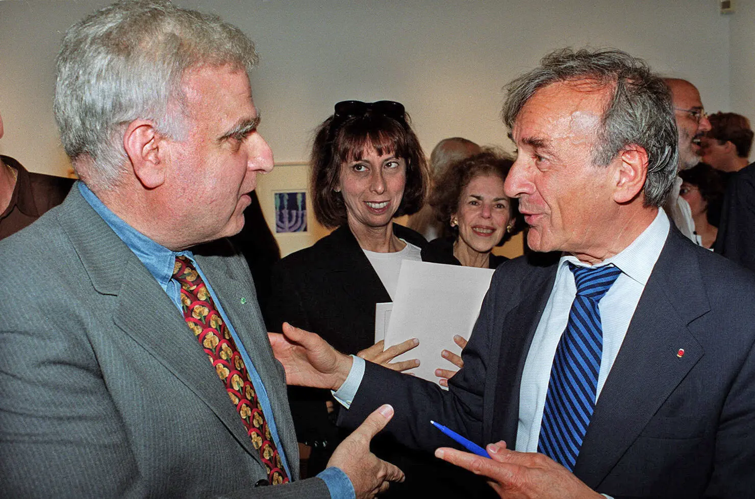 Dr. Podwal, à esquerda, com o Sr. Wiesel em 1999. O Dr. Podwal projetou a Medalha de Ouro do Congresso que o Sr. Wiesel recebeu em 1985.Crédito...Bill Cunningham/The New York Times