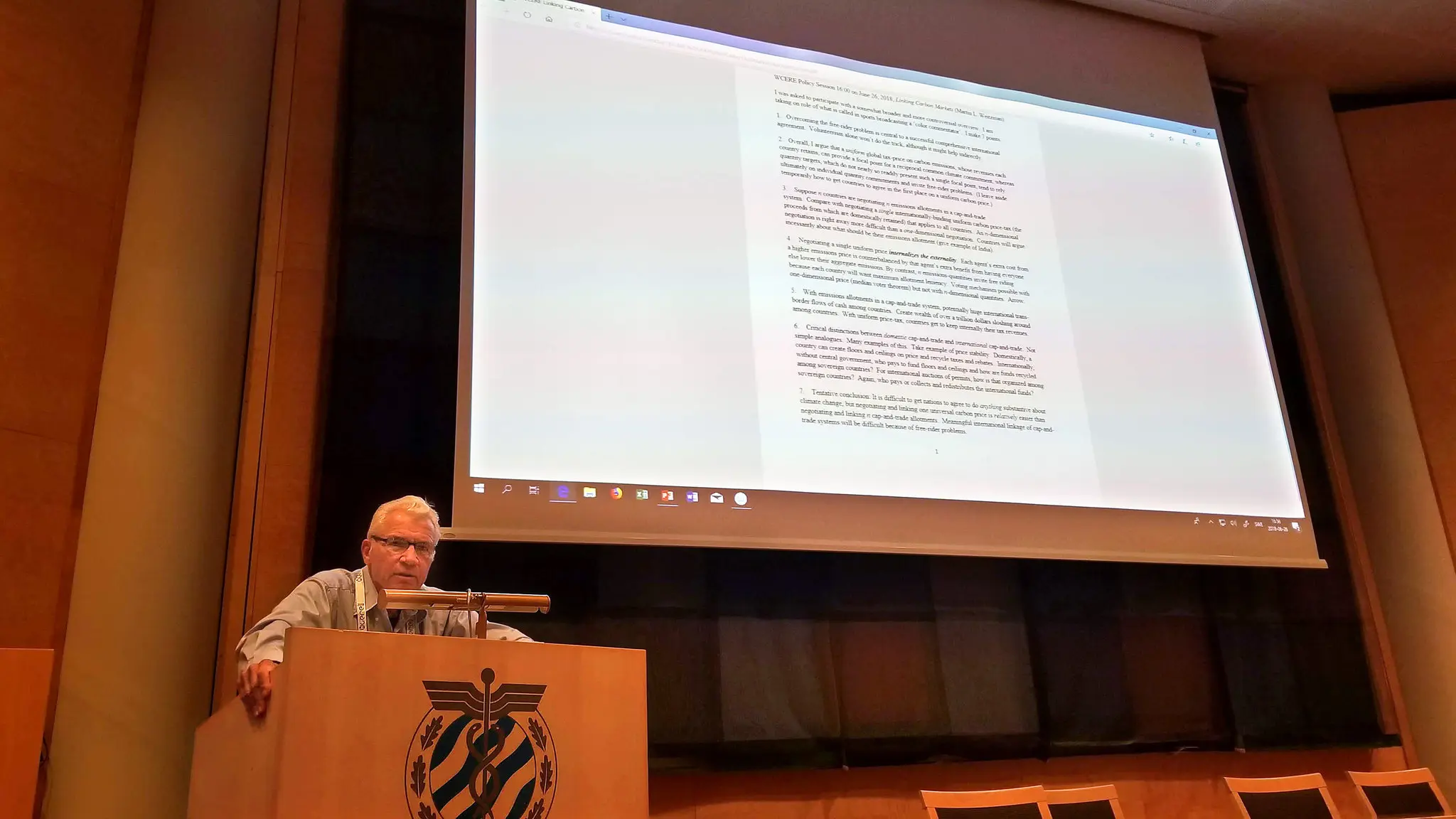 Professor Weitzman dando uma palestra na Suécia em 2018. (Crédito da fotografia: cortesia Gernot Wagner)