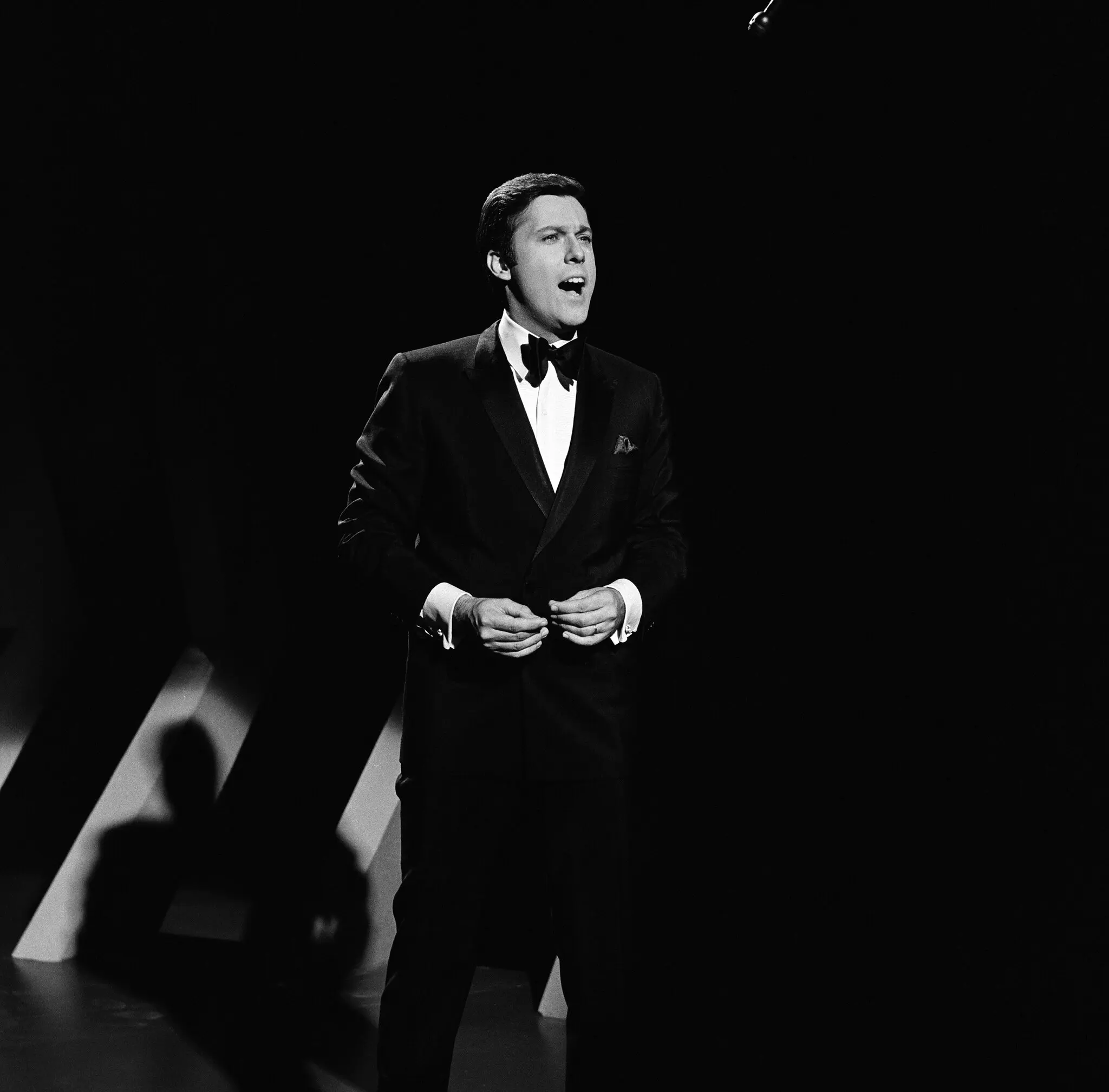 O cantor Jack Jones no "The Jerry Lewis Show" em 1968. Embora sua popularidade tenha atingido o pico na década de 1960, o Sr. Jones sempre pareceu ter saído de uma geração anterior, uma que se vestia de smoking para as músicas do Tin Pan Alley.Crédito...NBC