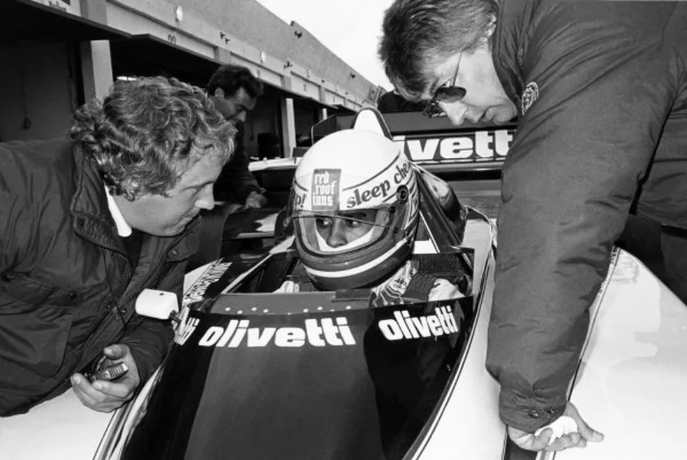 Willy T.Ribbs é orientado por Charlie Whiting e Herbie Blash em teste pela Brabham — Foto: Divulgação