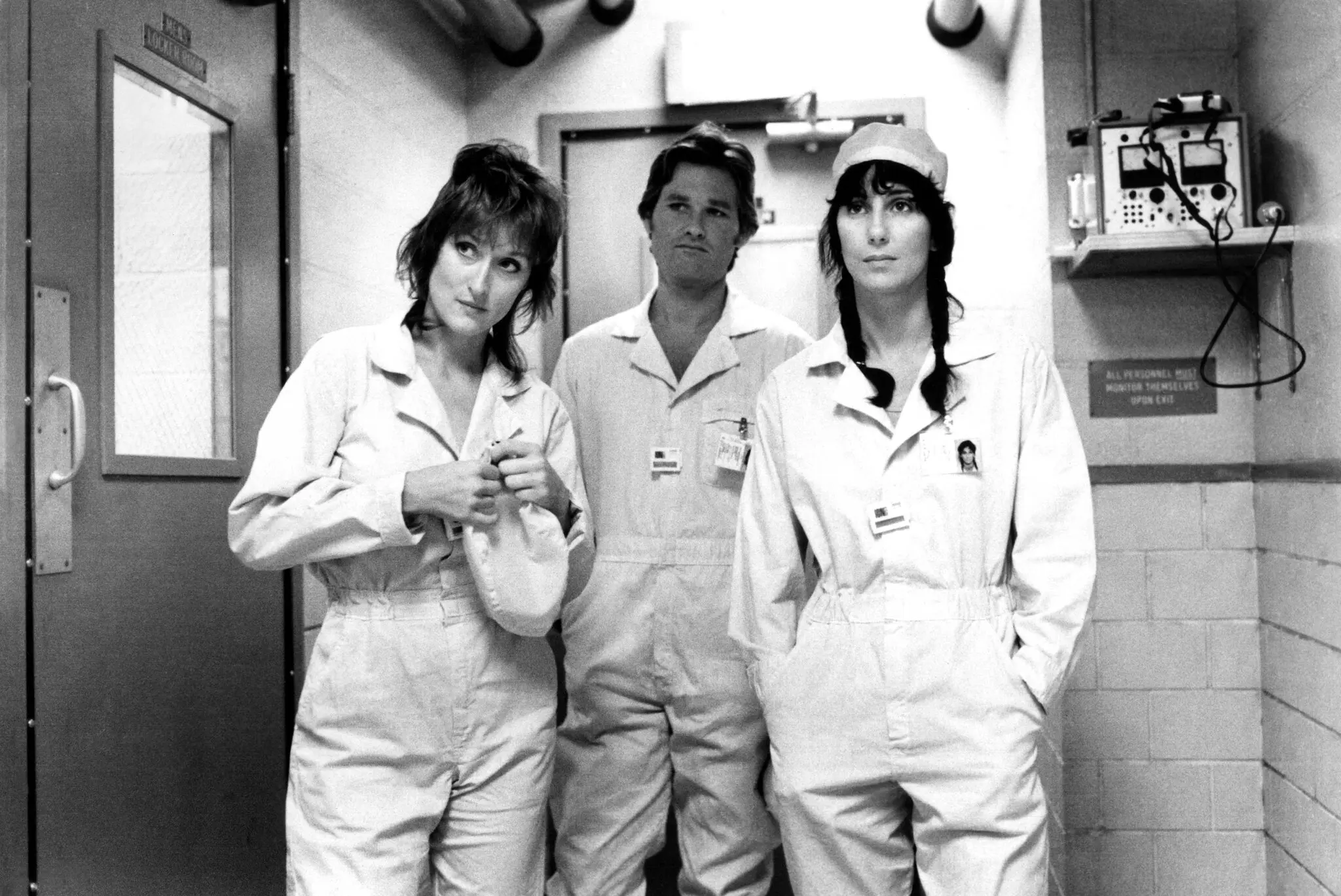 A reportagem do Sr. Burnham sobre a denunciante Karen Silkwood foi a base do filme “Silkwood”, de 1983, estrelado por Meryl Streep, à esquerda, no papel-título, com Kurt Russell e Cher.Crédito...20th Century Fox Film Corp., via Coleção Everett