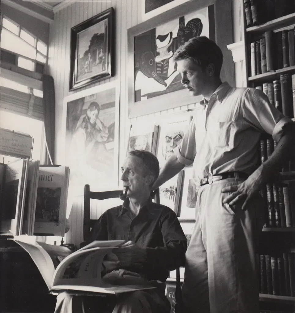 Thomas Rockwell, à direita, com seu pai, o artista Norman Rockwell, na década de 1950. Quando criança, ele apareceu em várias das obras mais conhecidas de seu pai.Crédito...Kosti Ruohomaa/Coleção do Museu Norman Rockwell, via Black Star Agency