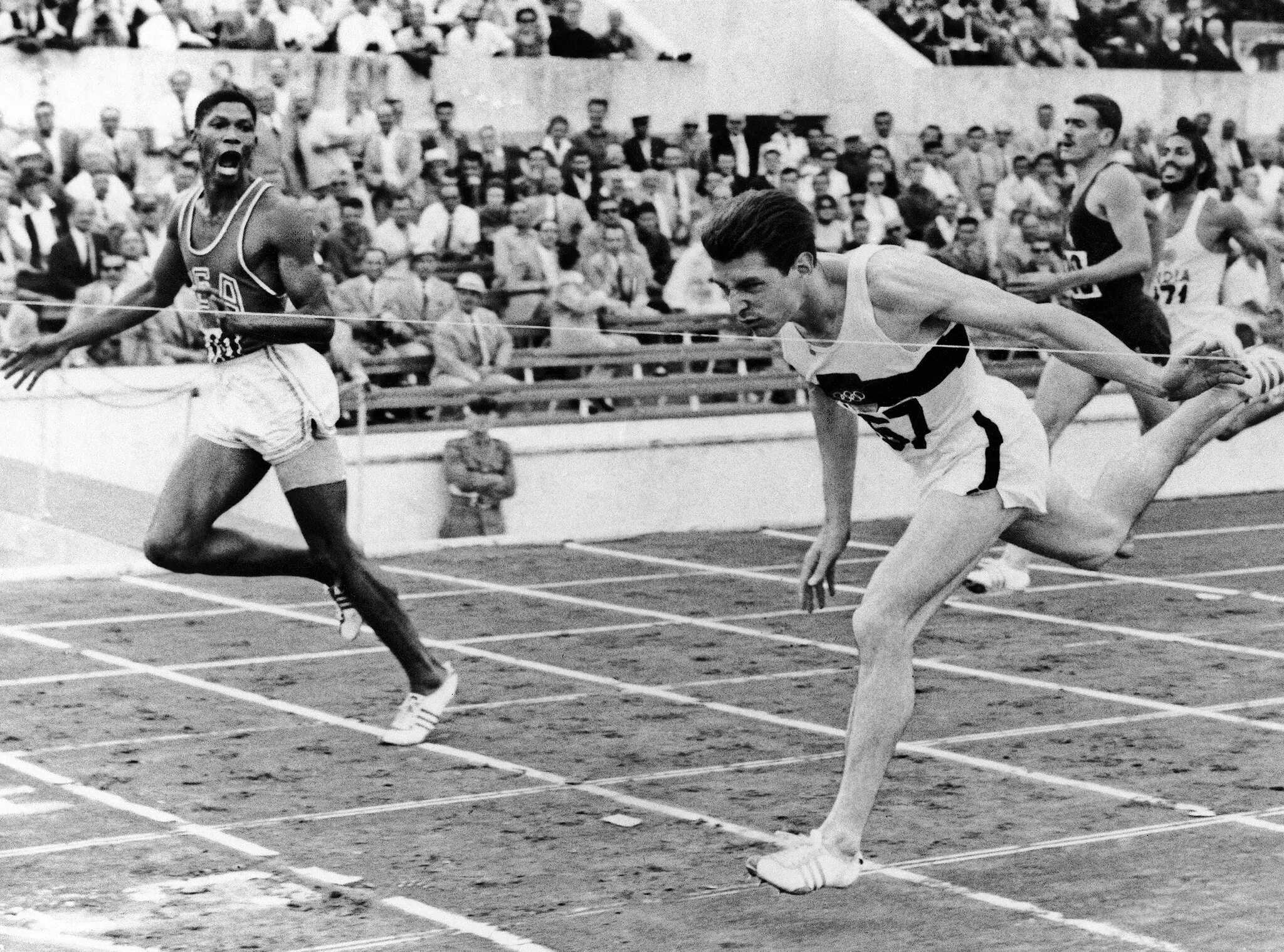 Na final dos 400 metros nas Olimpíadas de Verão de 1960 em Roma, Otis Davis, dos Estados Unidos, e Carl Kaufmann, da Alemanha, cruzaram a linha de chegada com o mesmo tempo — um recorde mundial de 44,9 segundos — mas a foto final foi decidida a favor de Davis.Crédito...Imprensa associada