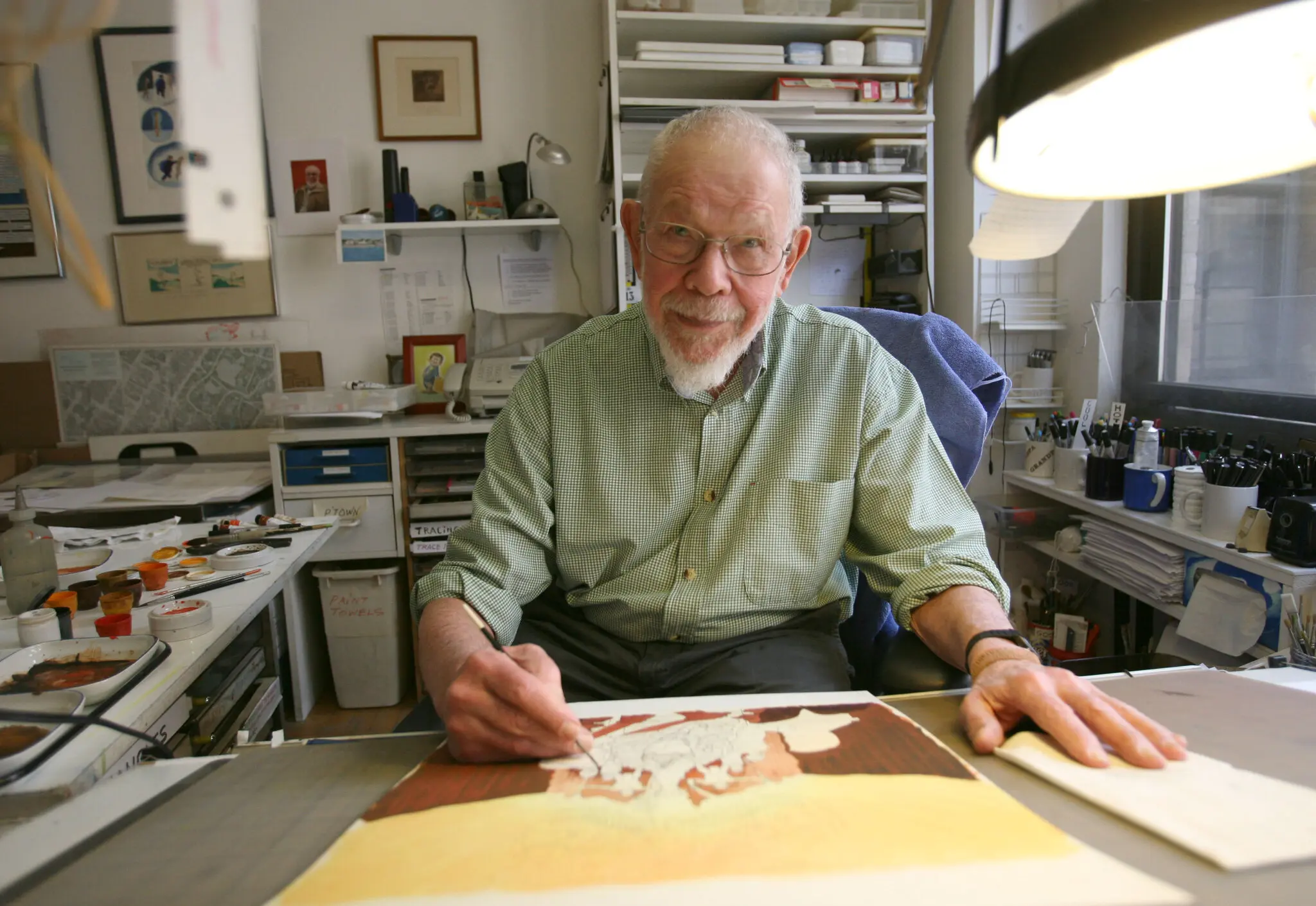 Al Jaffee trabalhando em 2008. Em 2007, ele ganhou o maior prêmio do desenho animado, o que o colocou na mesma categoria de Charles M. Schulz, Mort Walker, Gary Larson, Matt Groening e outros. (Crédito da fotografia: cortesia Librado Romero/The New York Times)