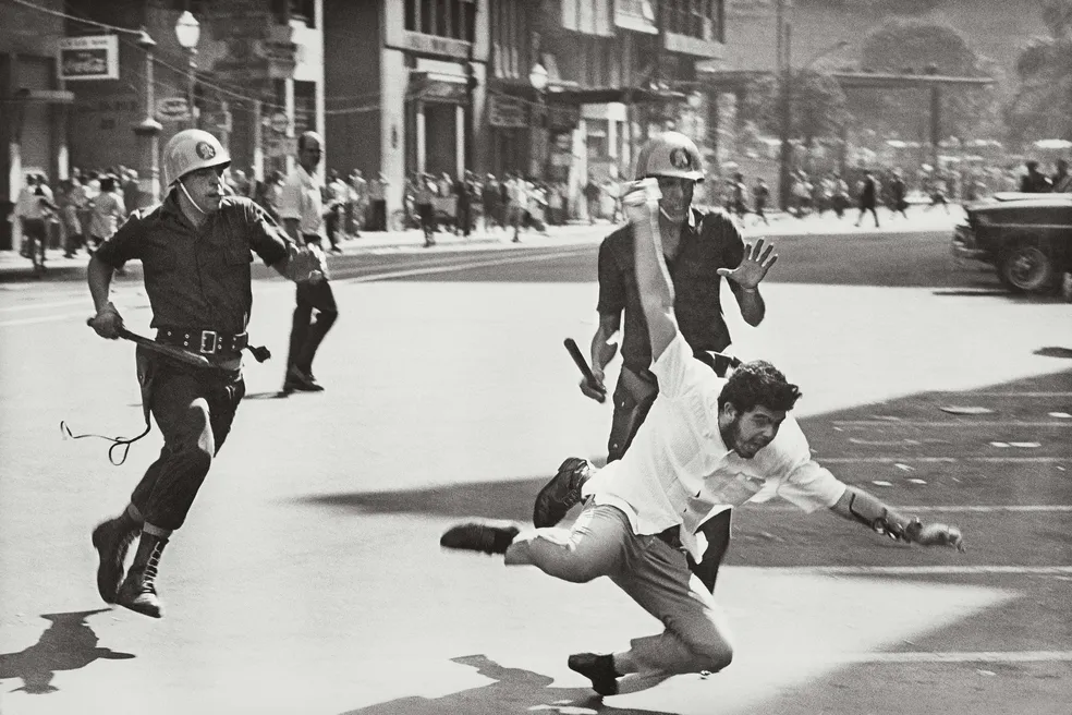 Caça ao estudante durante a Sexta-feira Sangrenta, série de manifestações contra a ditadura realizadas no centro do Rio e duramente reprimidas pelo regime, Rio de Janeiro, RJ, 21/06/1968 — Foto: Evandro Teixeira/Acervo IMS