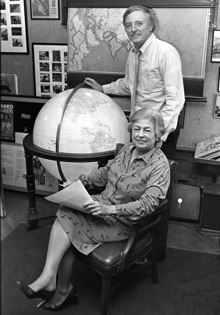 Priscilla L. Buckley, com seu irmão William F. Buckley Jr. em 1980, foi repórter da United Press antes de se tornar editora-chefe da National Review. (Crédito da fotografia: cortesia Fred R. Conrad/The New York Times)