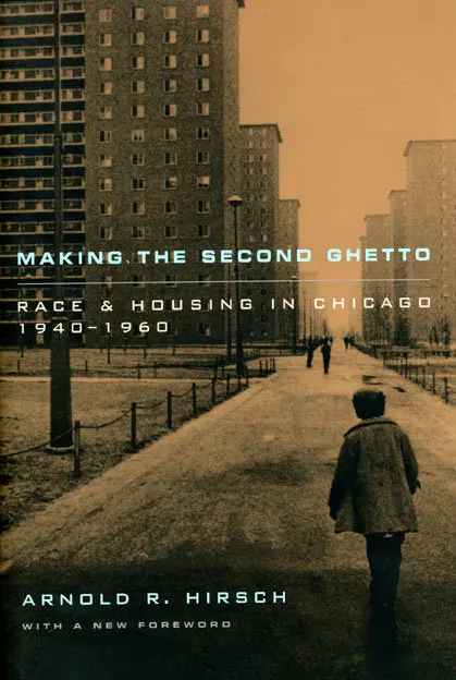 Em “Making the Second Ghetto” (1983), o Sr. Hirsch argumentou que nos anos após a Depressão, Chicago foi uma “pioneira” na concepção de táticas de habitação excludentes. Crédito...Imprensa da Universidade de Chicago