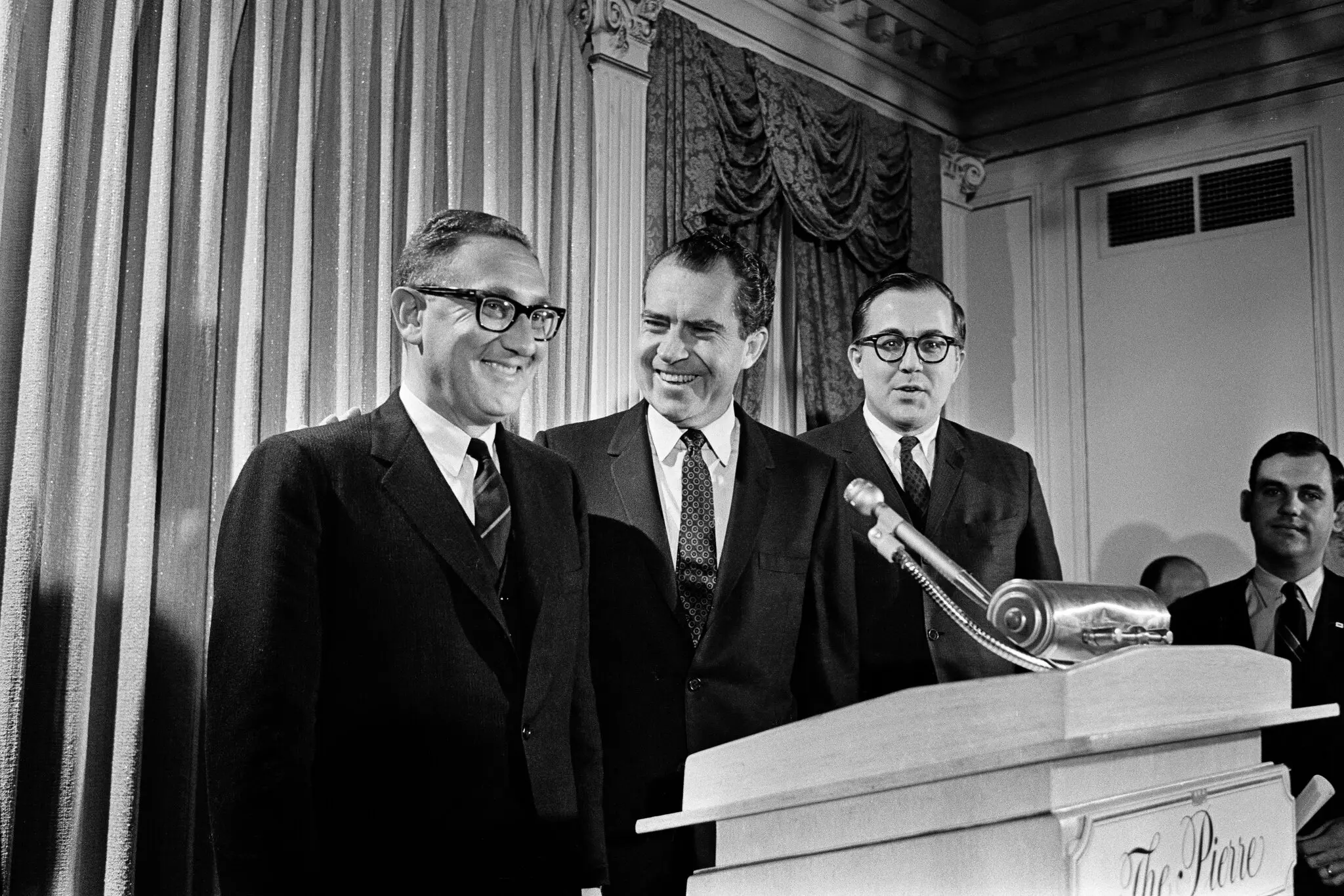 O Sr. Allen ficou, à direita, ao lado do presidente eleito Richard M. Nixon em dezembro de 1968 em uma entrevista coletiva em Manhattan na qual Nixon o apresentou e Henry A. Kissinger como indicados para sua futura administração. O Sr. Kissinger foi nomeado conselheiro de segurança nacional e o Sr. Allen seu vice. O assessor de imprensa de Nixon, Ron Ziegler, estava na extrema direita. (Crédito da fotografia: cortesia Neal Boenzi/The New York Times)