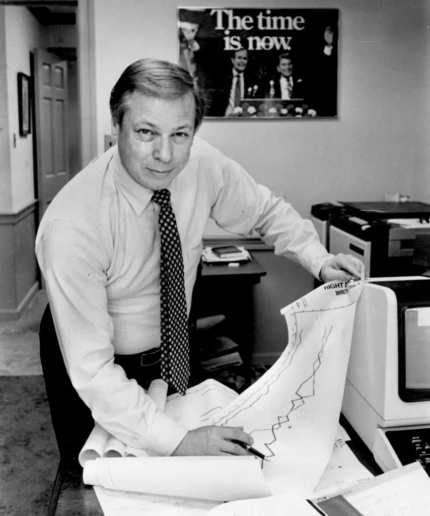 Richard B. Wirthlin, em seu escritório com gráficos, em 1982. (Crédito da fotografia: cortesia George Tames/The New York Times)