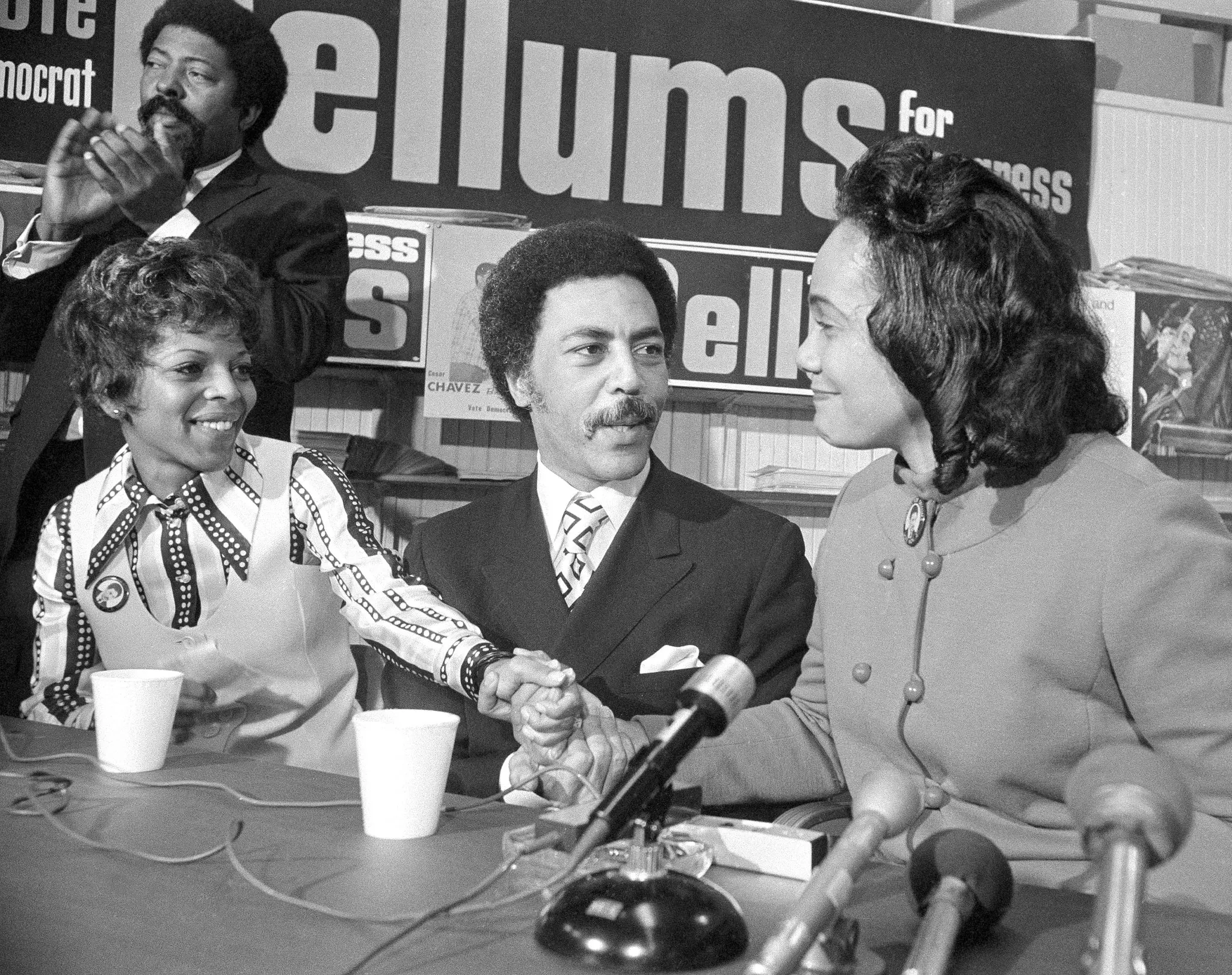 Ron Dellums foi um candidato democrata ao congresso da Califórnia em 1970, quando foi acompanhado por Coretta Scott King, à direita, a viúva do Rev. Dr. Martin Luther King Jr., em uma entrevista coletiva em Oakland. À esquerda estava sua esposa na época, Roscoe Dellums. (Crédito da fotografia: cortesia Lennox McLendon/Associated Press)