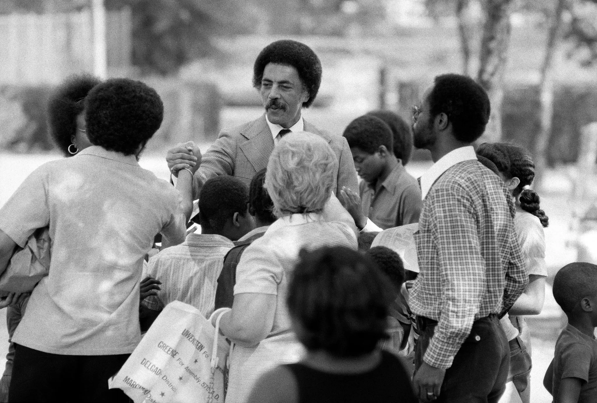 O deputado Ronald V. Dellums da Califórnia fez campanha em 1972 para um colega democrata, Allard K. Lowenstein, na seção Fort Greene do Brooklyn. “Se ser um defensor da paz, justiça e humanidade para com todos os seres humanos é radical, então estou feliz em ser chamado de radical”, ele disse uma vez. (Crédito da fotografia: cortesia Librado Romero/The New York Times