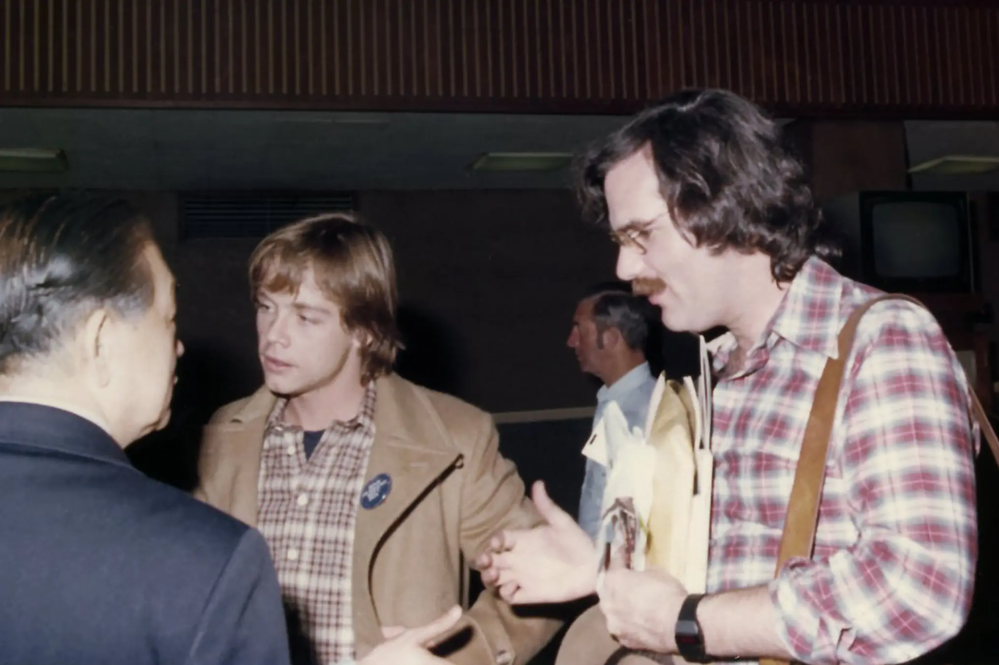 O Sr. Charles Lippincott, à direita, com Mark Hamill, uma das estrelas de “Star Wars”, na estreia do filme em Hong Kong. (Crédito...via Lucasfilm)