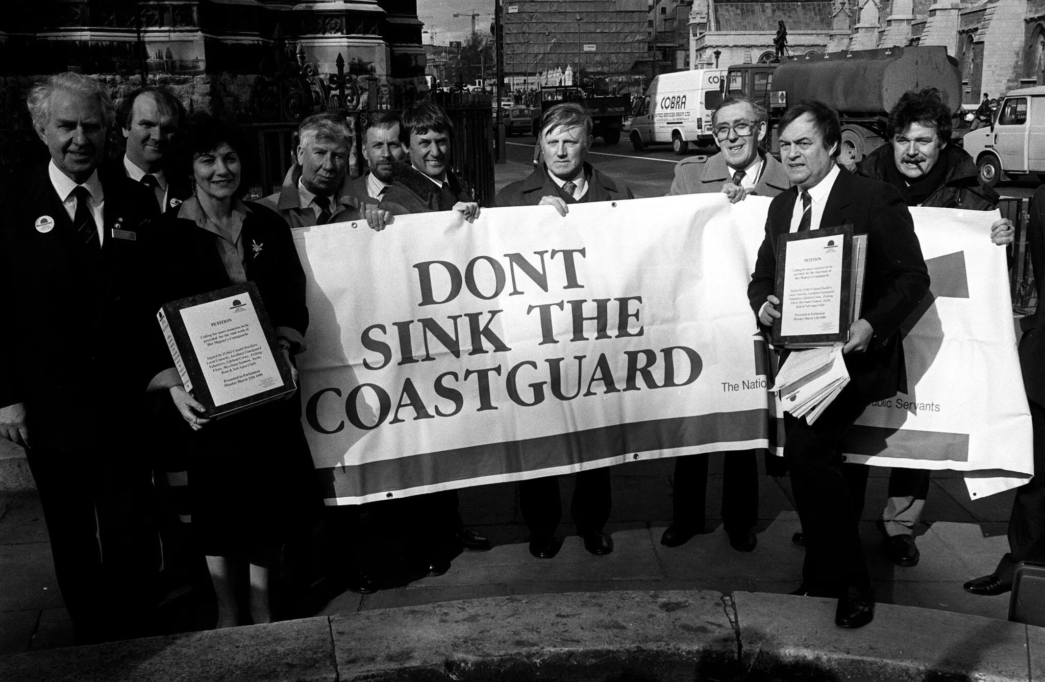 John Prescott, na frente à direita, com manifestantes em Londres em 1989.Crédito...Adam Butler/PA Images, via Reuters