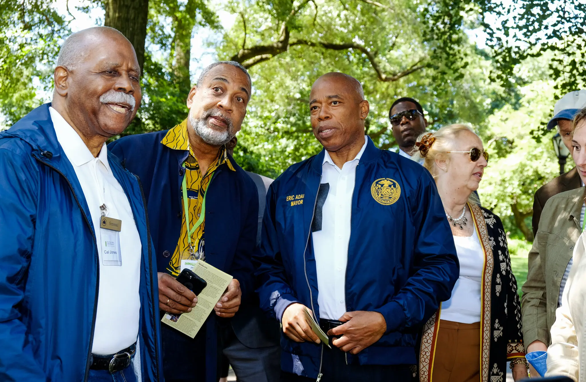 Da esquerda para a direita, em 19 de junho de 2022, o Sr. Jones, historiador emérito do distrito de Manhattan; John Reddick, funcionário do Central Park Conservancy; e o prefeito de Nova York, Eric Adams, em um evento do Central Park Conservancy apresentado no Juneteenth em Seneca Village.Crédito...Laylah Amatullah Barrayn para o The New York Times