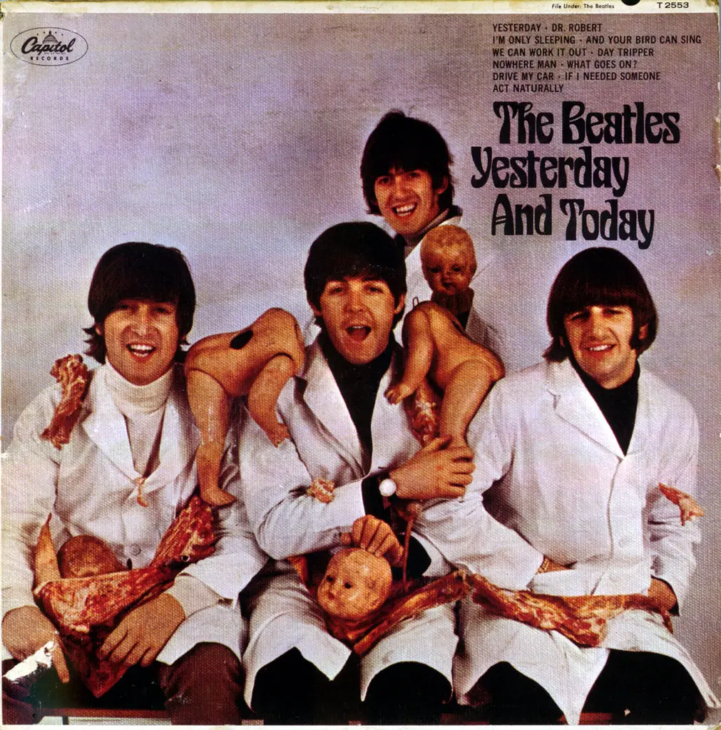 Fotografia dos Beatles tirada pelo Sr. Whitaker na capa do álbum “Yesterday and Today”.Crédito...Arquivos Michael Ochs/Getty Images