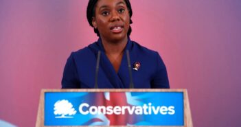 Nova líder do Partido Conservador britânico, discursa após resultado da eleição - (Crédito da fotografia: cortesia Benjamin Cremel/AFP/ TODOS OS DIREITOS RESERVADOS)