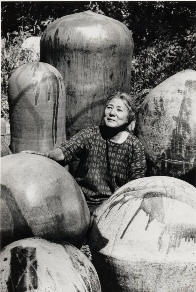 Toshiko Takaezu em 1990 com algumas de suas obras de “forma fechada” fora de seu estúdio em Quakertown, Nova Jersey.